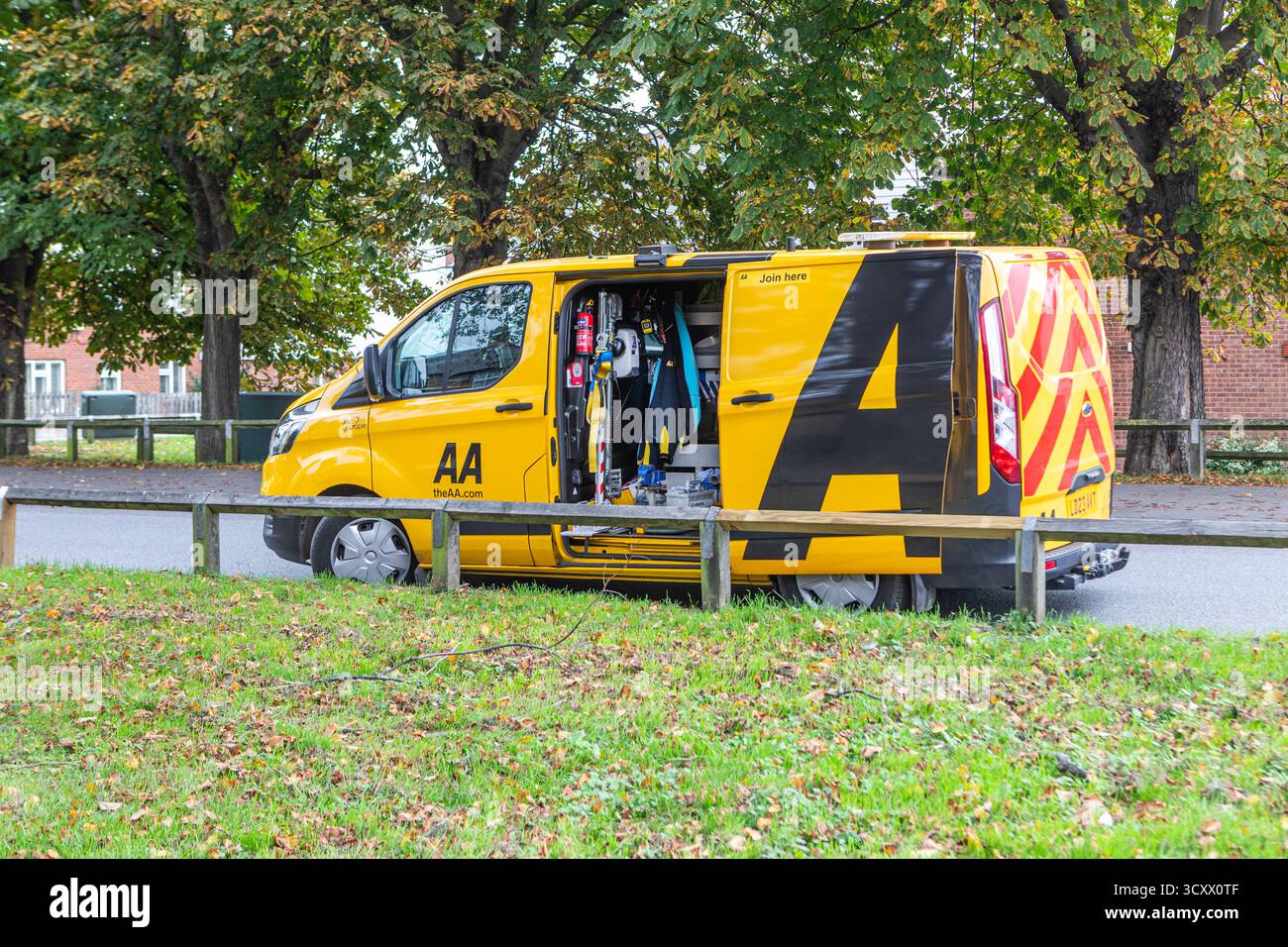Un van AA assistant à une panne dans une rue Banque D'Images