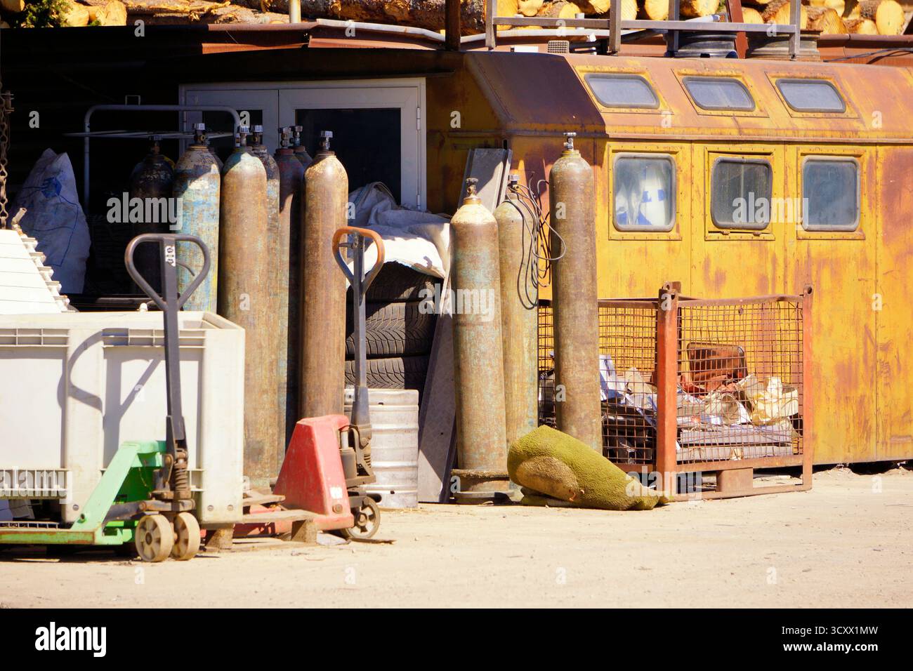 Parc à ferraille avec de vieilles bouteilles de gaz usagées Banque D'Images