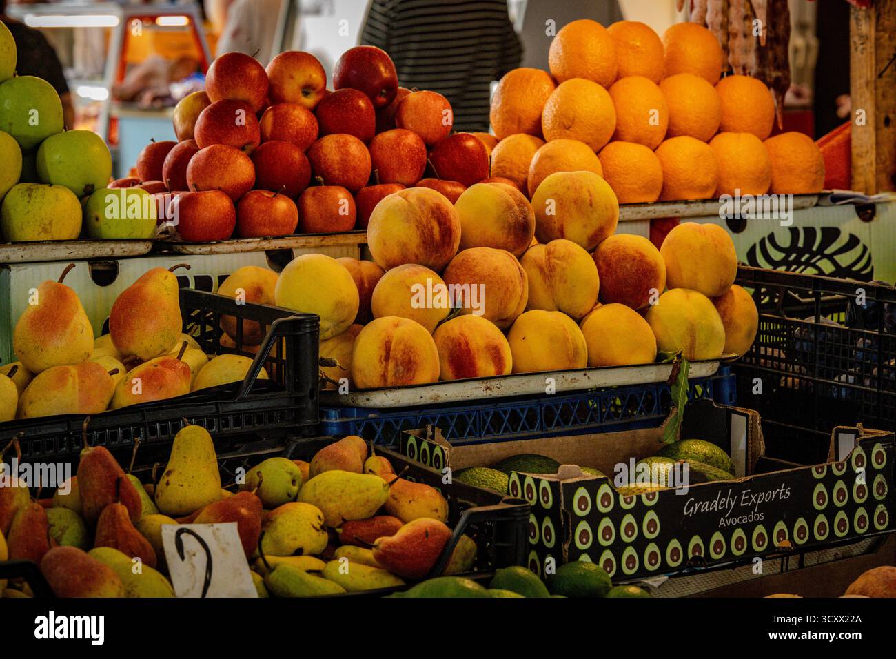 Fruits frais exposés au Kutaisi Market Georgia, y compris les pêches, les poires et les pommes représentant la récolte locale et la culture culinaire authentique. Haute qualité Banque D'Images