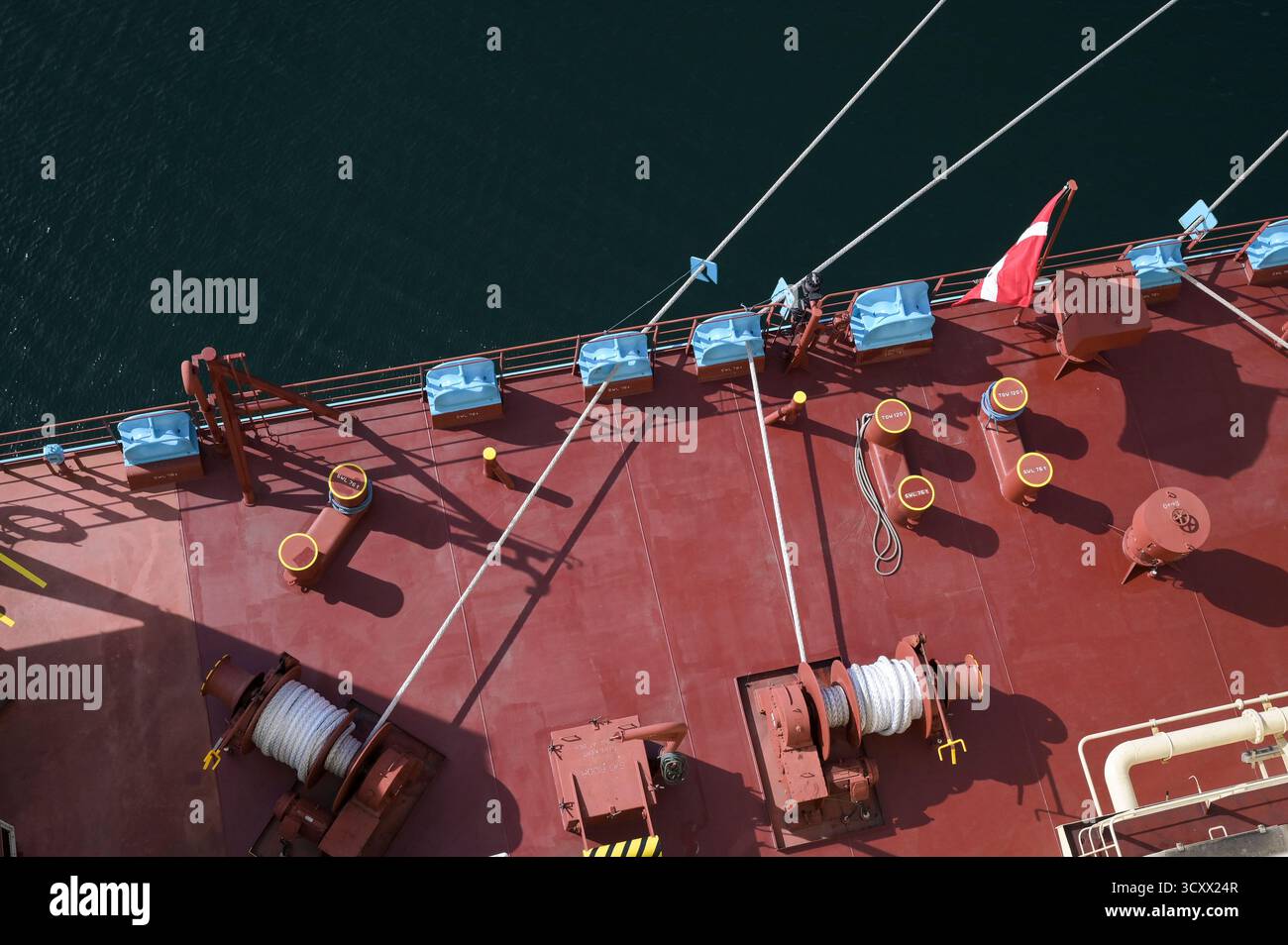 DANEMARK, Aabenraa Havn, porte-conteneurs Laura Maersk, ligne d'amarrage et treuil à la poupe du navire Banque D'Images