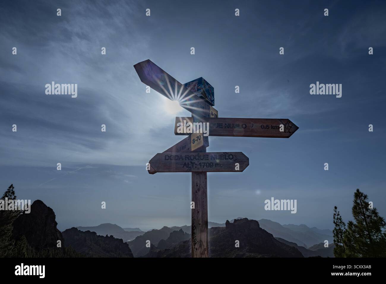 Panneau de randonnée en bois sur le sentier Roque Nublo sur Gran Canaria, illuminé par le soleil. Un symbole d'exploration, d'aventure et de paysages de montagne époustouflants. Banque D'Images