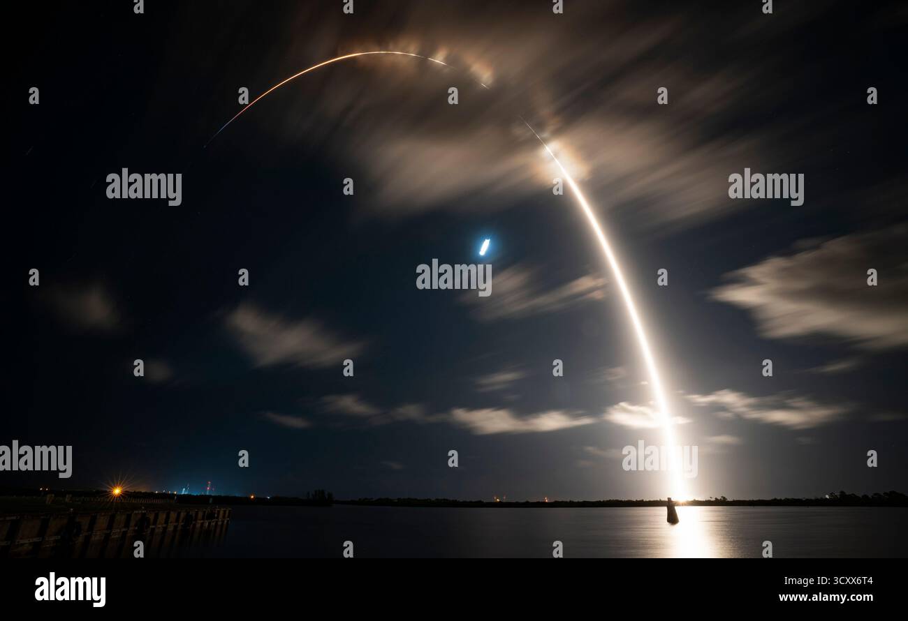 Cap Canaveral, Floride, États-Unis. 16 octobre 2025. La fusée SpaceX Falcon 9 lance 28 satellites Starlink en mission 10-52 à 5h27 du complexe de lancement 40 à la station spatiale Cape Canaveral, Floride, le jeudi 16 octobre 2025. Photo de Joe Marino/UPI crédit : UPI/Alamy Live News Banque D'Images