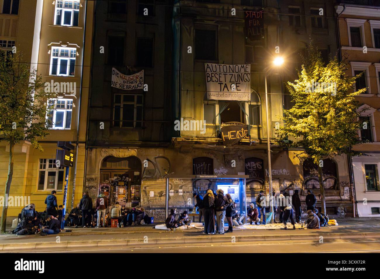 Leipzig - Polizei stürmt besetztes Haus in Lindenau : Drei Protestler gefasst 10.10.2025 ab 19 Uhr Leipzig-Lindenau, Lützner Straße Mindestens drei Menschen haben am Samstagabend ein Haus in Leipzig-Lindenau besetzt. Die Polizei rückte mit zahlreichen Kräften an die Lützner Straße 99 aus prüfte die Lage. VOR dem Gebäude hätten sich rund 50 Personen zu einer Kundgebung versammelt. Kurz nach Mitternacht sind die Beamten schließlich in das Haus vorgegangen und haben drei Personen nach außen gebracht. Diese wurde erkennungsdienstlich behandelt. Die Hausbesetzung ist nach eigenen Angaben der Protest Banque D'Images Leipzig - Polizei stürmt besetztes Haus in Lindenau : Drei Protestler gefasst 10.10.2025 ab 19 Uhr Leipzig-Lindenau, Lützner Straße Mindestens drei Menschen haben am Samstagabend ein Haus in Leipzig-Lindenau besetzt. Die Polizei rückte mit zahlreichen Kräften an die Lützner Straße 99 aus prüfte die Lage. VOR dem Gebäude hätten sich rund 50 Personen zu einer Kundgebung versammelt. Kurz nach Mitternacht sind die Beamten schließlich in das Haus vorgegangen und haben drei Personen nach außen gebracht. Diese wurde erkennungsdienstlich behandelt. Die Hausbesetzung ist nach eigenen Angaben der Protest Banque D'Images