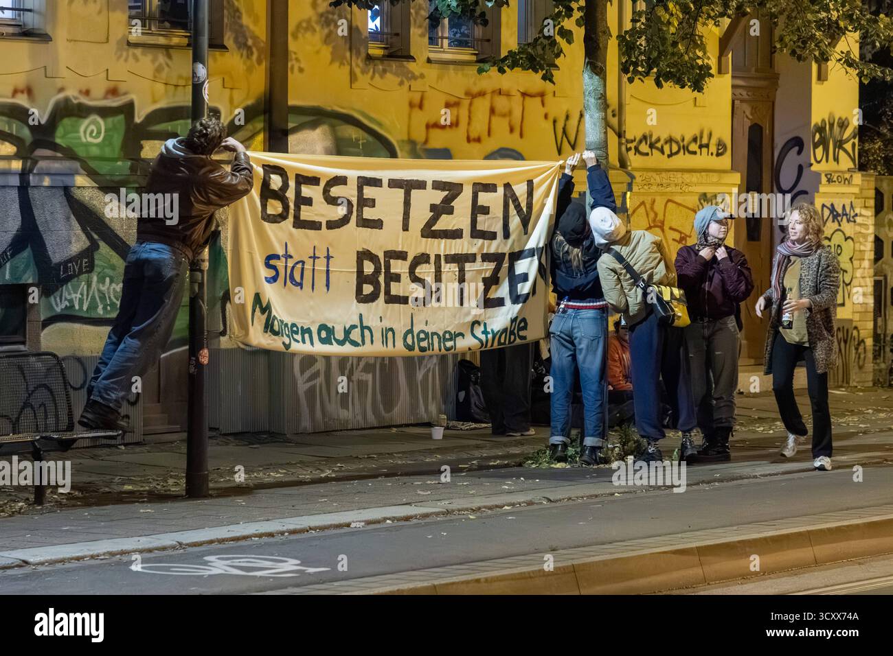 Leipzig - Polizei stürmt besetztes Haus in Lindenau : Drei Protestler gefasst 10.10.2025 ab 19 Uhr Leipzig-Lindenau, Lützner Straße Mindestens drei Menschen haben am Samstagabend ein Haus in Leipzig-Lindenau besetzt. Die Polizei rückte mit zahlreichen Kräften an die Lützner Straße 99 aus prüfte die Lage. VOR dem Gebäude hätten sich rund 50 Personen zu einer Kundgebung versammelt. Kurz nach Mitternacht sind die Beamten schließlich in das Haus vorgegangen und haben drei Personen nach außen gebracht. Diese wurde erkennungsdienstlich behandelt. Die Hausbesetzung ist nach eigenen Angaben der Protest Banque D'Images Leipzig - Polizei stürmt besetztes Haus in Lindenau : Drei Protestler gefasst 10.10.2025 ab 19 Uhr Leipzig-Lindenau, Lützner Straße Mindestens drei Menschen haben am Samstagabend ein Haus in Leipzig-Lindenau besetzt. Die Polizei rückte mit zahlreichen Kräften an die Lützner Straße 99 aus prüfte die Lage. VOR dem Gebäude hätten sich rund 50 Personen zu einer Kundgebung versammelt. Kurz nach Mitternacht sind die Beamten schließlich in das Haus vorgegangen und haben drei Personen nach außen gebracht. Diese wurde erkennungsdienstlich behandelt. Die Hausbesetzung ist nach eigenen Angaben der Protest Banque D'Images