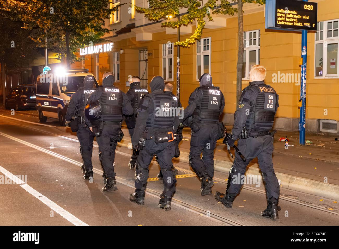 Leipzig - Polizei stürmt besetztes Haus in Lindenau : Drei Protestler gefasst 10.10.2025 ab 19 Uhr Leipzig-Lindenau, Lützner Straße Mindestens drei Menschen haben am Samstagabend ein Haus in Leipzig-Lindenau besetzt. Die Polizei rückte mit zahlreichen Kräften an die Lützner Straße 99 aus prüfte die Lage. VOR dem Gebäude hätten sich rund 50 Personen zu einer Kundgebung versammelt. Kurz nach Mitternacht sind die Beamten schließlich in das Haus vorgegangen und haben drei Personen nach außen gebracht. Diese wurde erkennungsdienstlich behandelt. Die Hausbesetzung ist nach eigenen Angaben der Protest Banque D'Images Leipzig - Polizei stürmt besetztes Haus in Lindenau : Drei Protestler gefasst 10.10.2025 ab 19 Uhr Leipzig-Lindenau, Lützner Straße Mindestens drei Menschen haben am Samstagabend ein Haus in Leipzig-Lindenau besetzt. Die Polizei rückte mit zahlreichen Kräften an die Lützner Straße 99 aus prüfte die Lage. VOR dem Gebäude hätten sich rund 50 Personen zu einer Kundgebung versammelt. Kurz nach Mitternacht sind die Beamten schließlich in das Haus vorgegangen und haben drei Personen nach außen gebracht. Diese wurde erkennungsdienstlich behandelt. Die Hausbesetzung ist nach eigenen Angaben der Protest Banque D'Images
