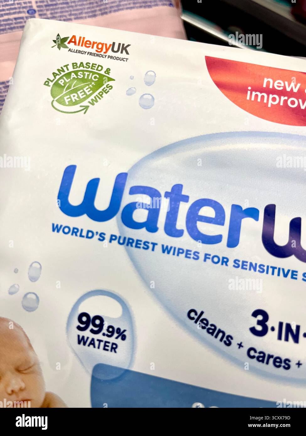WaterWipes paquet de lingettes pour bébés pour les peaux sensibles et les nouveau-nés, produit de soins de la peau à base de plantes et sans plastique approuvé par Allergy UK Banque D'Images