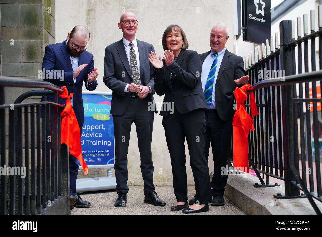 (De gauche à droite) Jack Sargeant MS Ministre de la culture, des compétences et du partenariat social, Secrétaire au travail et aux pensions Pat McFadden, Secrétaire gallois JO Stevens et Steve Hunt, dirigeant du Conseil de Neath Port Talbot, lors d'une coupe de ruban pour ouvrir le Portail des opportunités à Neath, et annoncent un financement de 20 millions de livres pour le programme de soutien Trailblazer, qui vise à aider plus de personnes à se rapprocher du marché du travail avec une aide personnalisée et localisée. Date de la photo : jeudi 16 octobre 2025. Banque D'Images (De gauche à droite) Jack Sargeant MS Ministre de la culture, des compétences et du partenariat social, Secrétaire au travail et aux pensions Pat McFadden, Secrétaire gallois JO Stevens et Steve Hunt, dirigeant du Conseil de Neath Port Talbot, lors d'une coupe de ruban pour ouvrir le Portail des opportunités à Neath, et annoncent un financement de 20 millions de livres pour le programme de soutien Trailblazer, qui vise à aider plus de personnes à se rapprocher du marché du travail avec une aide personnalisée et localisée. Date de la photo : jeudi 16 octobre 2025. Banque D'Images