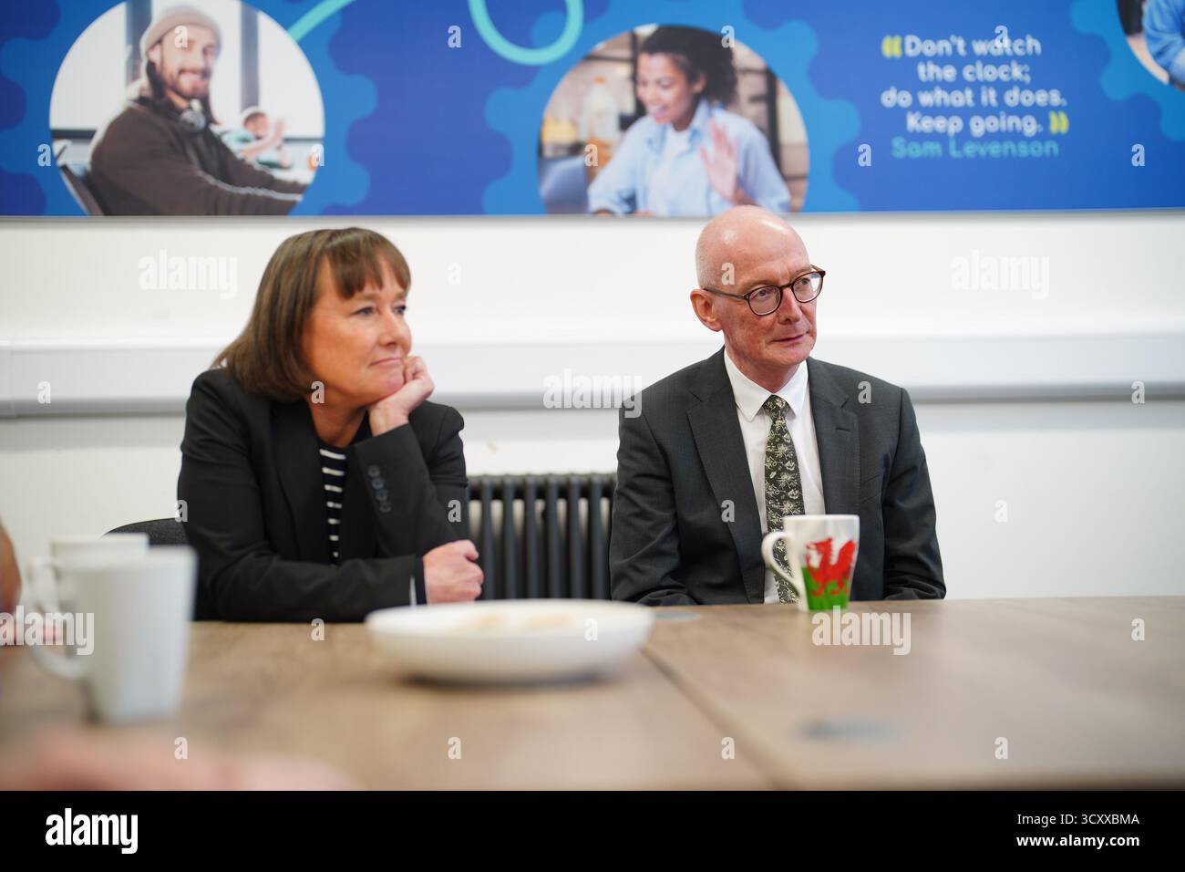 Le secrétaire gallois JO Stevens et le secrétaire au travail et aux pensions Pat McFadden lors d'une visite au centre d'opportunités de Neath, pour annoncer un financement de 20 millions de livres sterling pour le programme de soutien Trailblazer, qui vise à aider davantage de personnes à se rapprocher du marché du travail grâce à une aide personnalisée et localisée. Date de la photo : jeudi 16 octobre 2025. Banque D'Images Le secrétaire gallois JO Stevens et le secrétaire au travail et aux pensions Pat McFadden lors d'une visite au centre d'opportunités de Neath, pour annoncer un financement de 20 millions de livres sterling pour le programme de soutien Trailblazer, qui vise à aider davantage de personnes à se rapprocher du marché du travail grâce à une aide personnalisée et localisée. Date de la photo : jeudi 16 octobre 2025. Banque D'Images