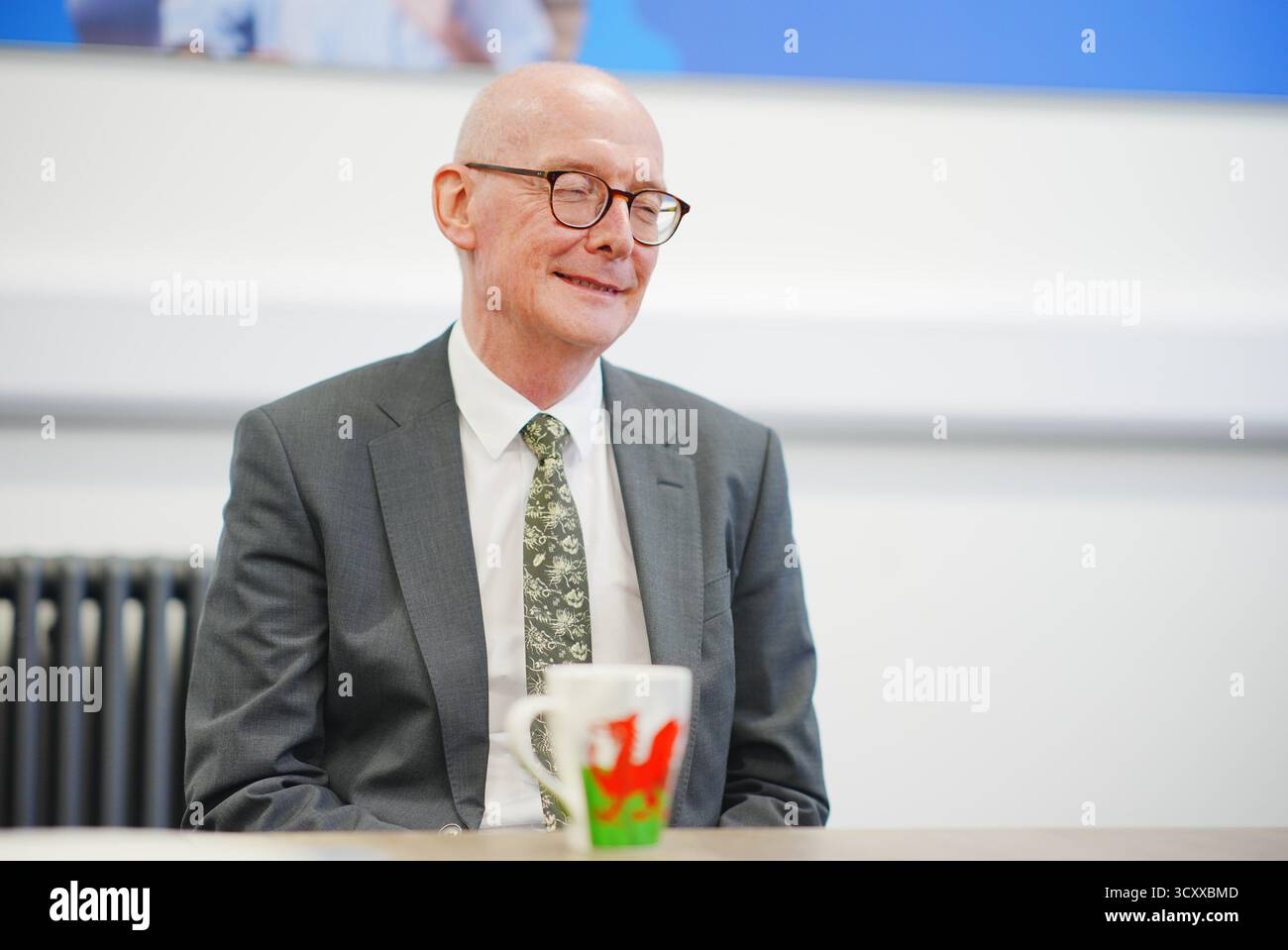 Pat McFadden, secrétaire au travail et aux retraites, lors d’une visite à l’Opportunity Hub de Neath, pour annoncer un financement de 20 millions de livres sterling pour le programme de soutien Trailblazer, qui vise à aider davantage de personnes à se rapprocher du marché du travail grâce à une aide personnalisée et localisée. Date de la photo : jeudi 16 octobre 2025. Banque D'Images Pat McFadden, secrétaire au travail et aux retraites, lors d’une visite à l’Opportunity Hub de Neath, pour annoncer un financement de 20 millions de livres sterling pour le programme de soutien Trailblazer, qui vise à aider davantage de personnes à se rapprocher du marché du travail grâce à une aide personnalisée et localisée. Date de la photo : jeudi 16 octobre 2025. Banque D'Images