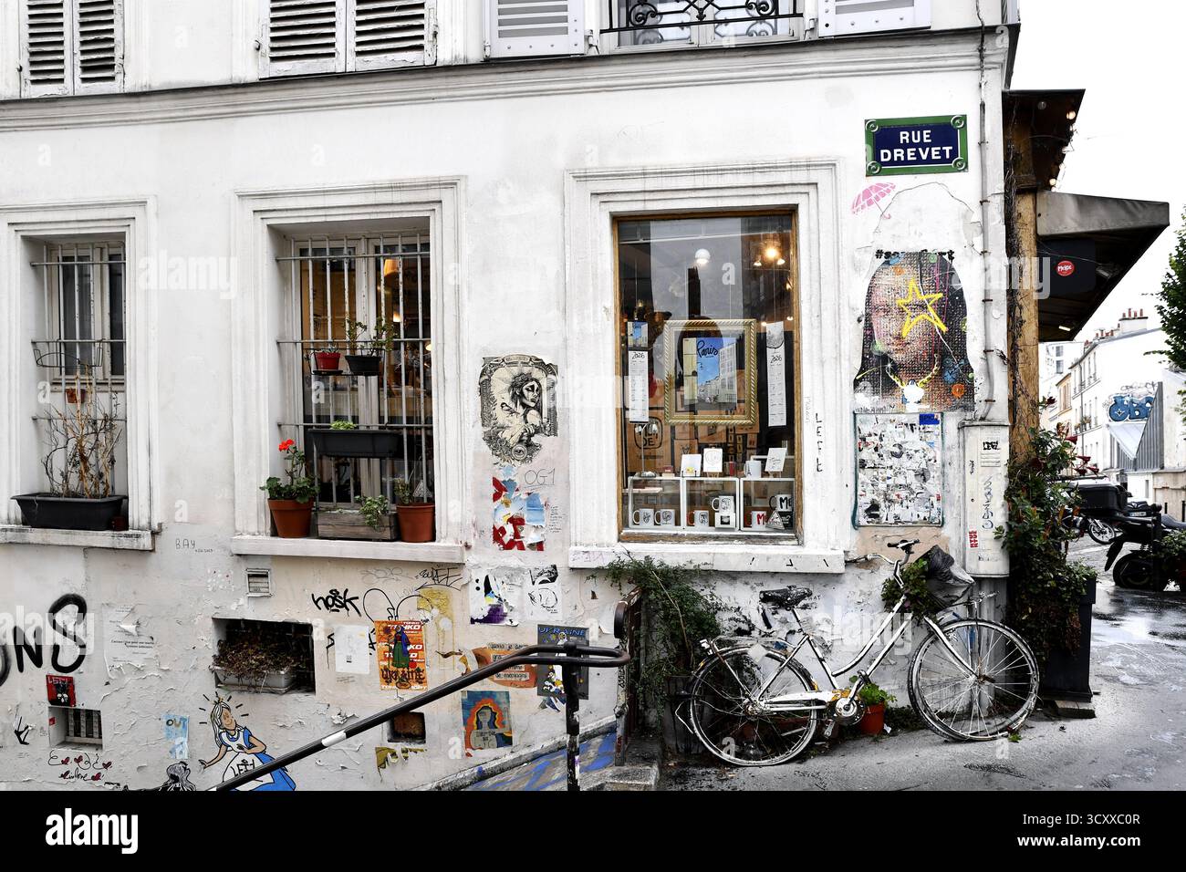 Rue Drevet dans le quartier Montmartre de Paris, mettant en vedette des œuvres d'art de rue, notamment une Mona Lisa imprimée sur du papier recyclé avec une étoile jaune - Paris - France Banque D'Images