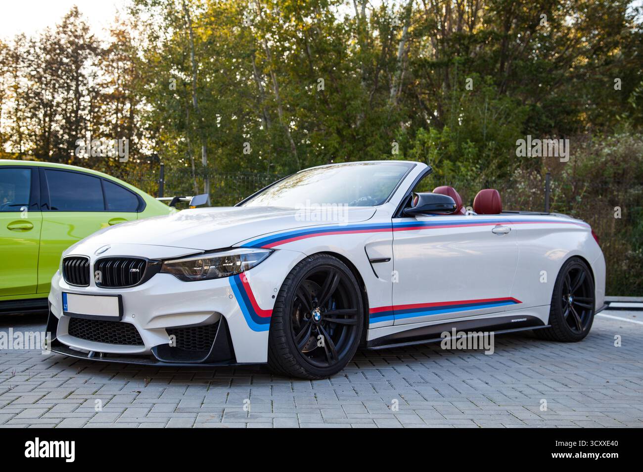 Vilnius, Lituanie - 2025-09-20 - Roadster BMW M3 blanc avec toit ouvert et design M Power emblématique Banque D'Images