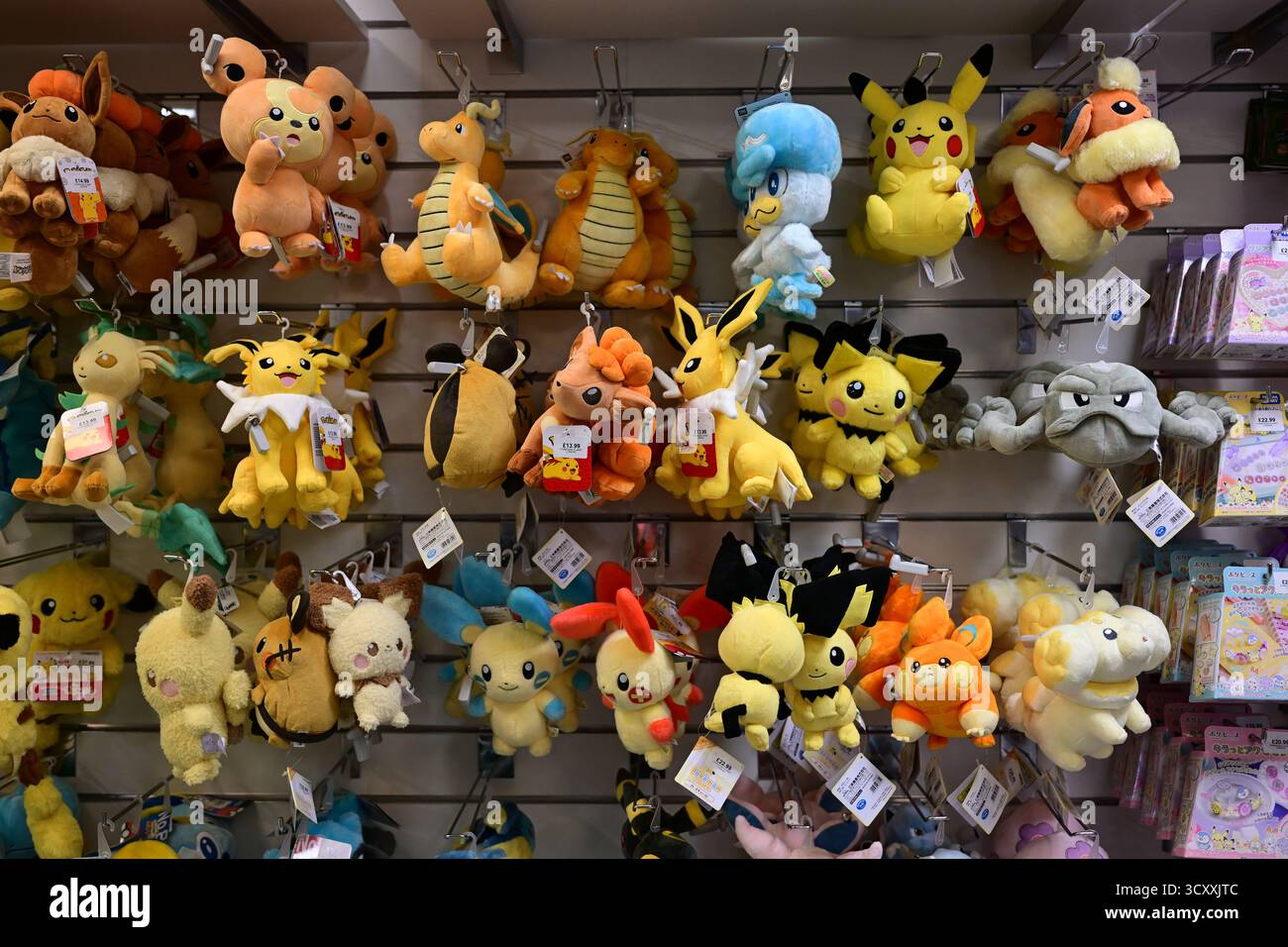 Londres, Royaume-Uni, 8 octobre 2025. Peluches Pokemon à vendre à l'intérieur du magasin de bandes dessinées 'Forbidden Planet' sur Shaftesbury Avenue. Banque D'Images