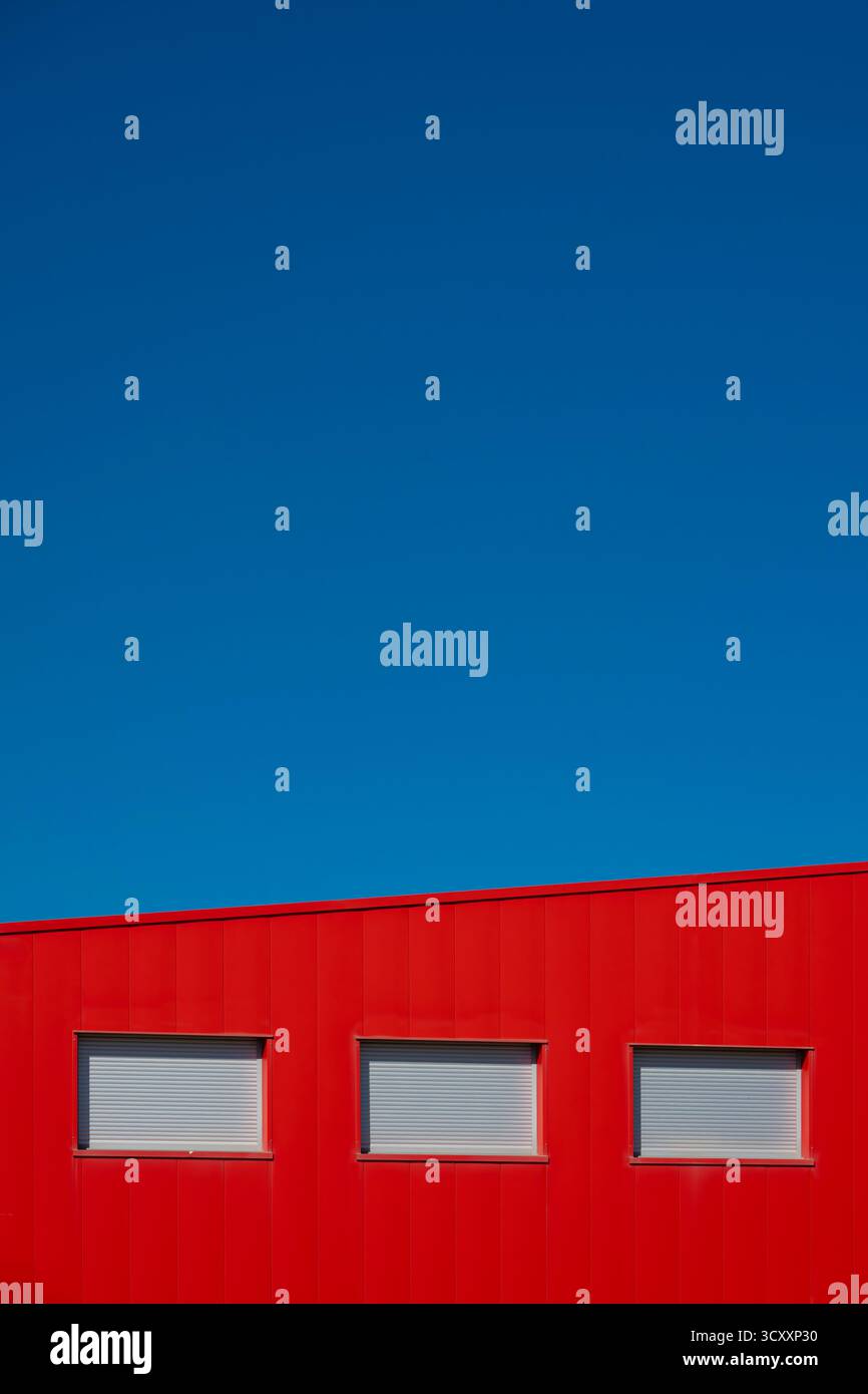 Une image graphique d'un bâtiment rouge sur le bleu d'été d'un ciel français Banque D'Images