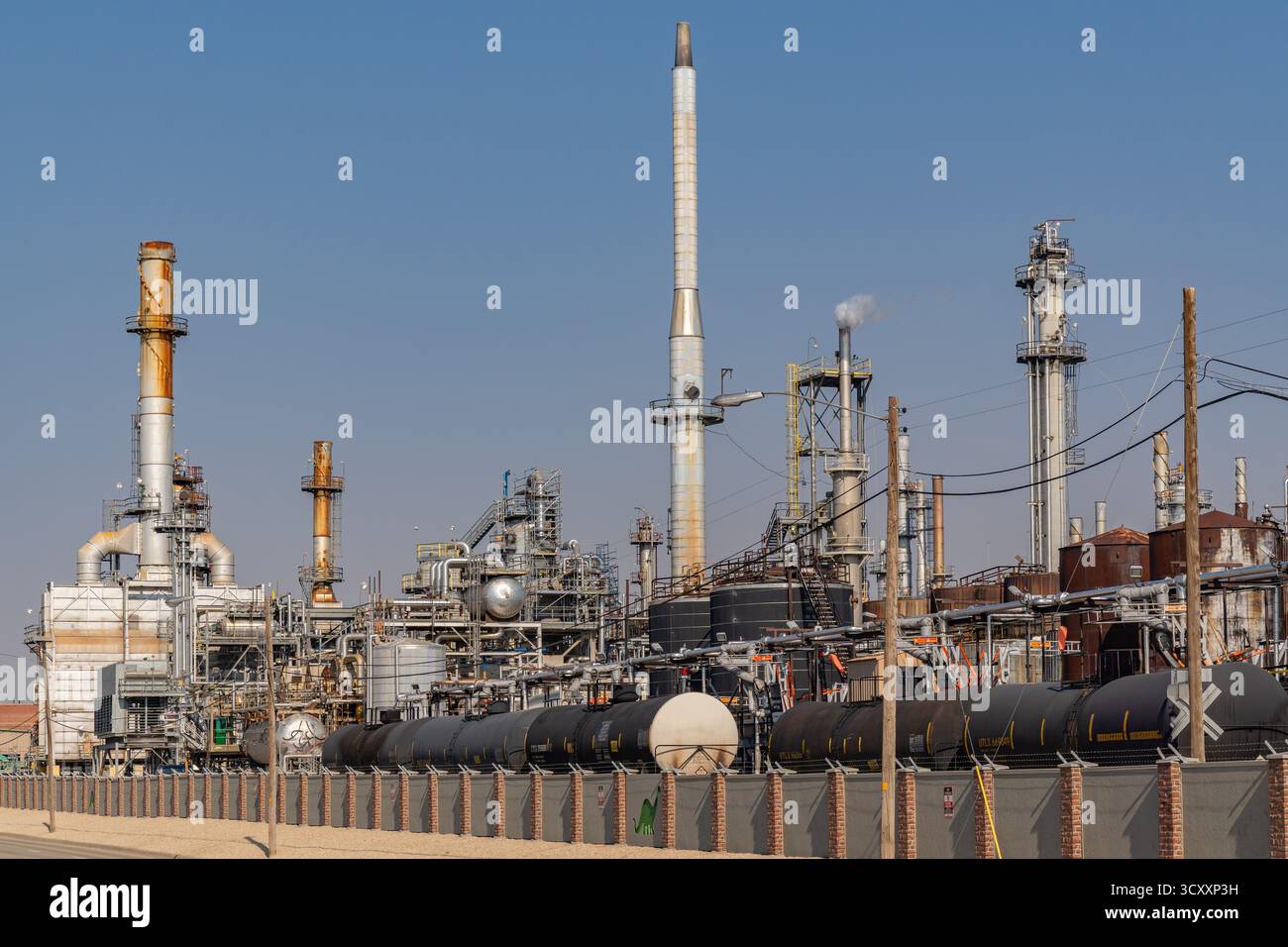 Sinclair, WY, États-Unis-5 août 2025 : les raffineries de pétrole et les centrales électriques alimentées au charbon sont liées au réchauffement climatique et au changement climatique. Sur la photo est raffinerie de pétrole Banque D'Images