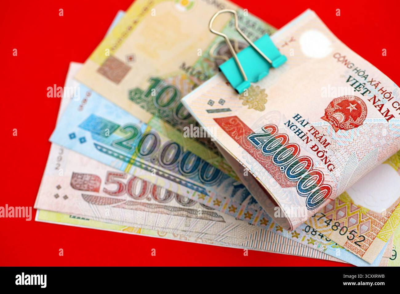 Vietnamien dong billets d'argent en gros montant gros plan sur rouge. Concept financier et bancaire Banque D'Images