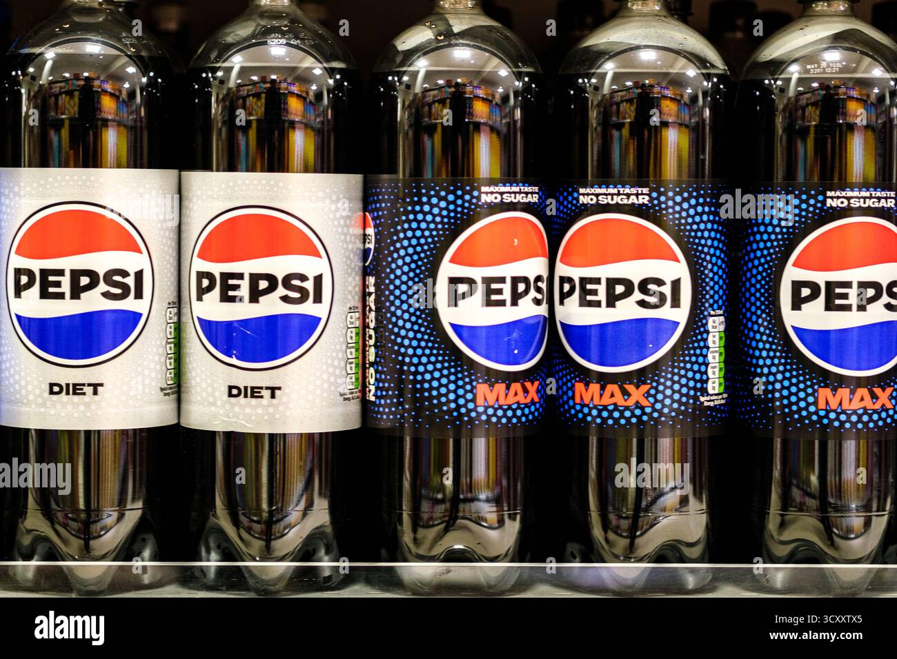 Londres Royaume-Uni, 16 octobre 2025, rangée de bouteilles de boissons gazeuses Pepsi Banque D'Images