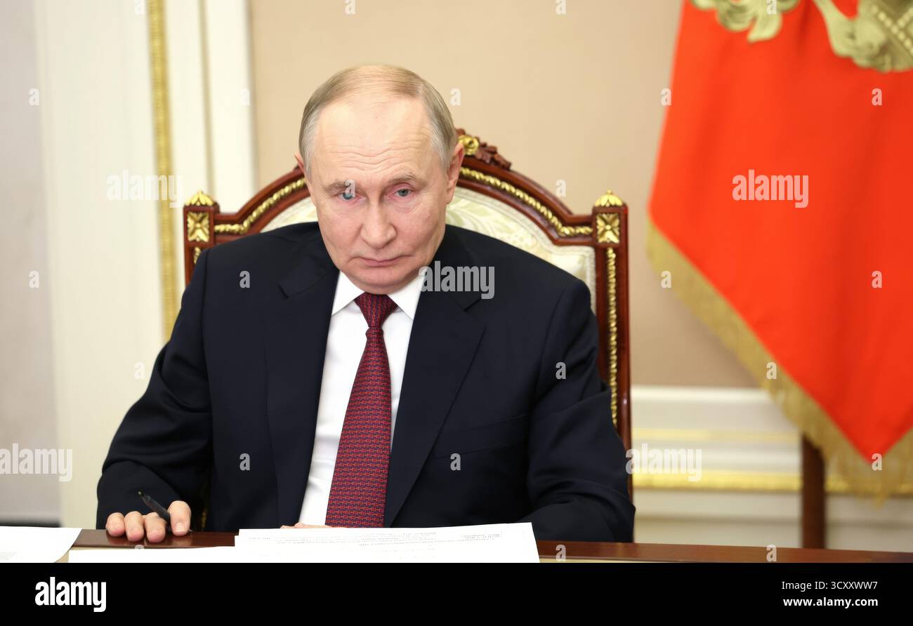 Moscou, Russie. 15 octobre 2025. Le président russe Vladimir Poutine préside une réunion de vidéoconférence avec les ministres du gouvernement sur les projets d'infrastructure du Kremlin, le 15 octobre 2025 à Moscou, en Russie. Crédit : Alexander Kazakov/Kremlin Pool/Alamy Live News Banque D'Images