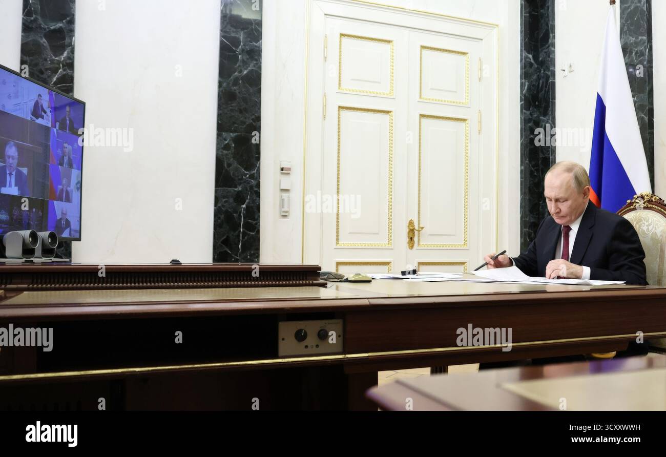 Moscou, Russie. 15 octobre 2025. Le président russe Vladimir Poutine préside une réunion de vidéoconférence avec les ministres du gouvernement sur les projets d'infrastructure du Kremlin, le 15 octobre 2025 à Moscou, en Russie. Crédit : Alexander Kazakov/Kremlin Pool/Alamy Live News Banque D'Images