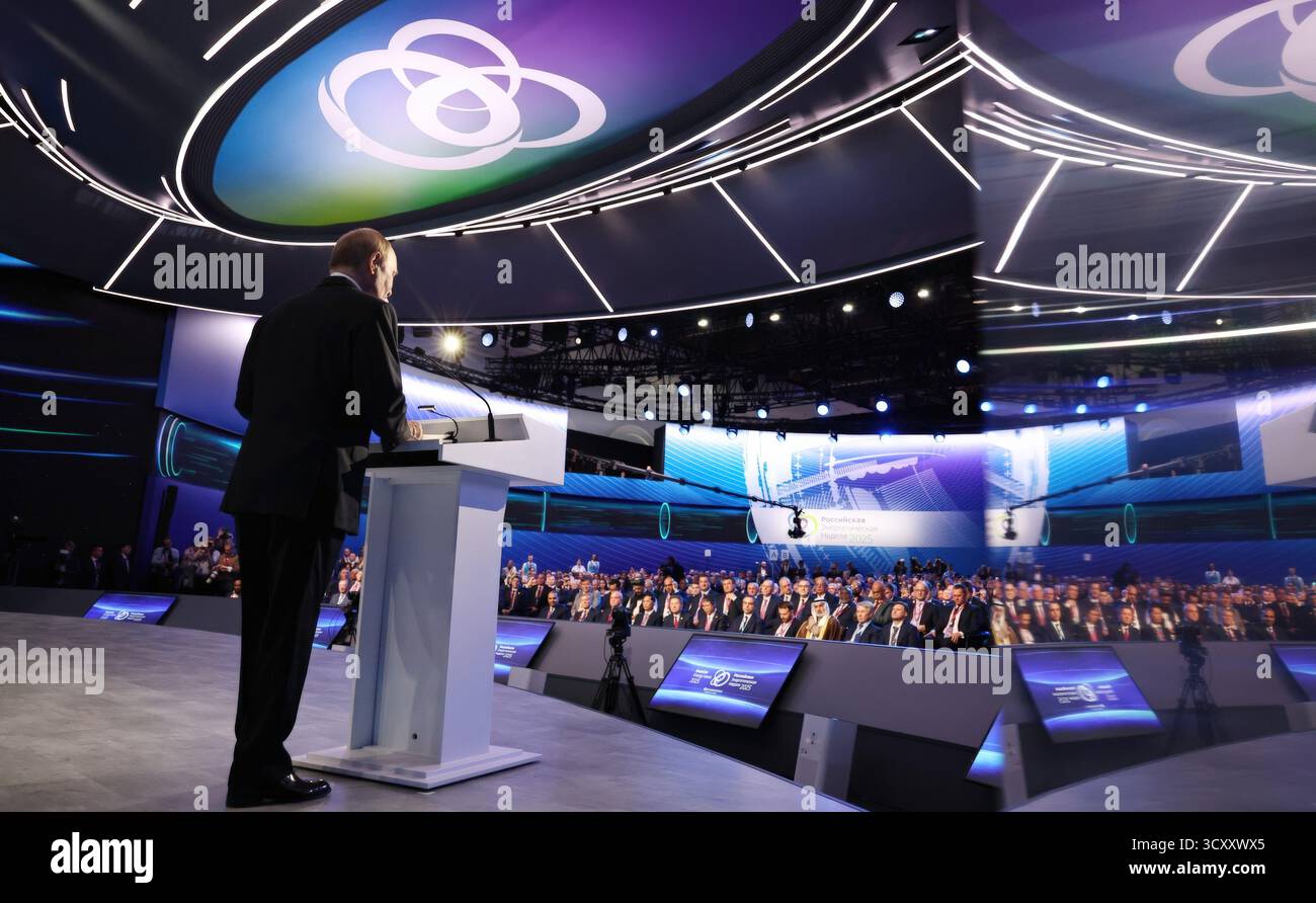 Moscou, Russie. 16 octobre 2025. Le président russe Vladimir Poutine prononce un discours lors de la session plénière du 8ème Forum international de la semaine russe de l’énergie au Manege Central Exhibition Hall, le 16 octobre 2025 à Moscou, en Russie. Crédit : Alexander Kazakov/Kremlin Pool/Alamy Live News Banque D'Images