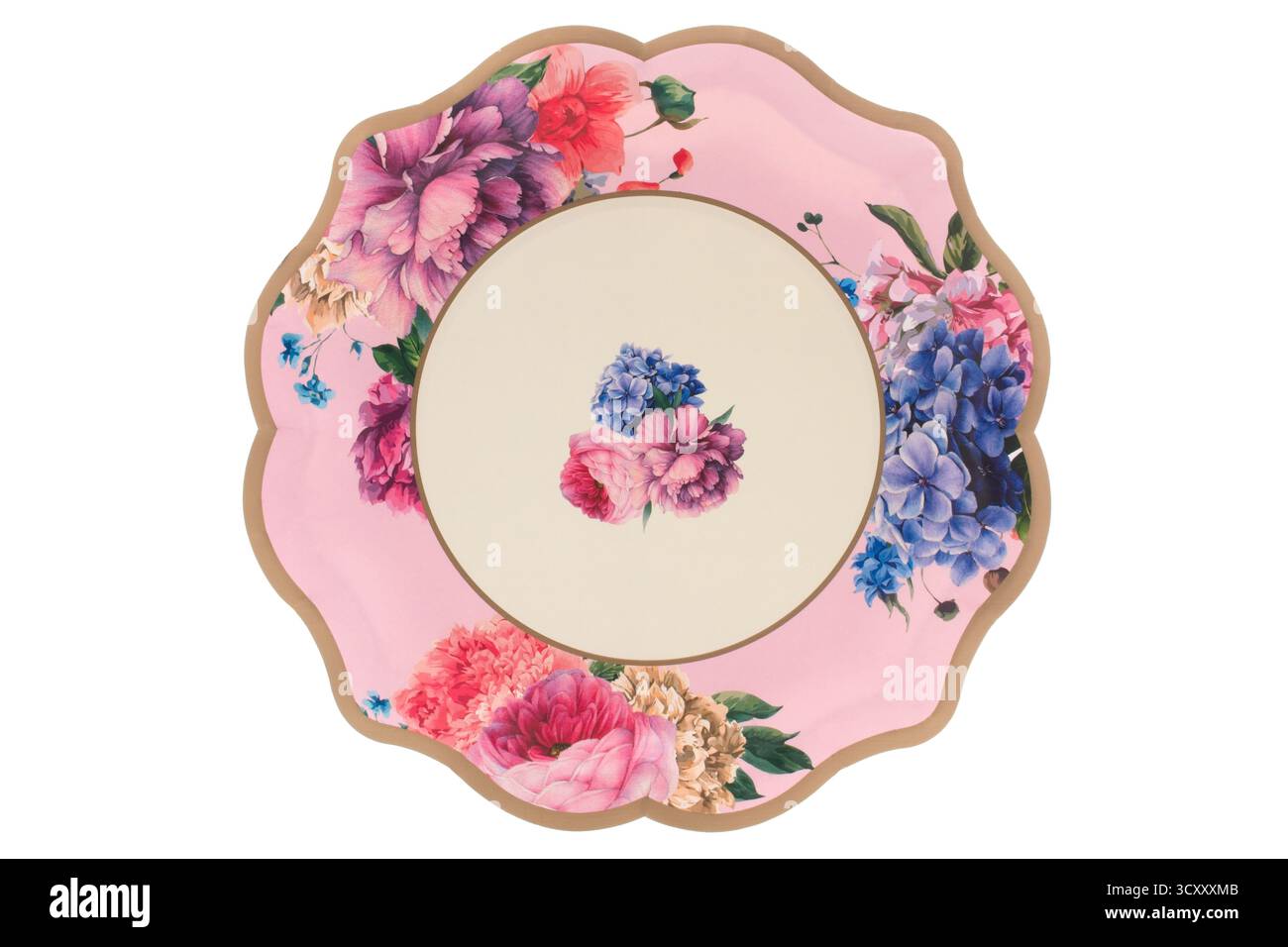 Assiette en papier floral rose sur fond blanc Banque D'Images