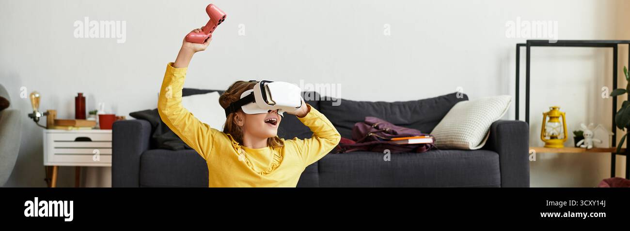 Une fille est immergée dans la réalité virtuelle, profitant de son temps à la maison avec une excitation ludique, bannière Banque D'Images