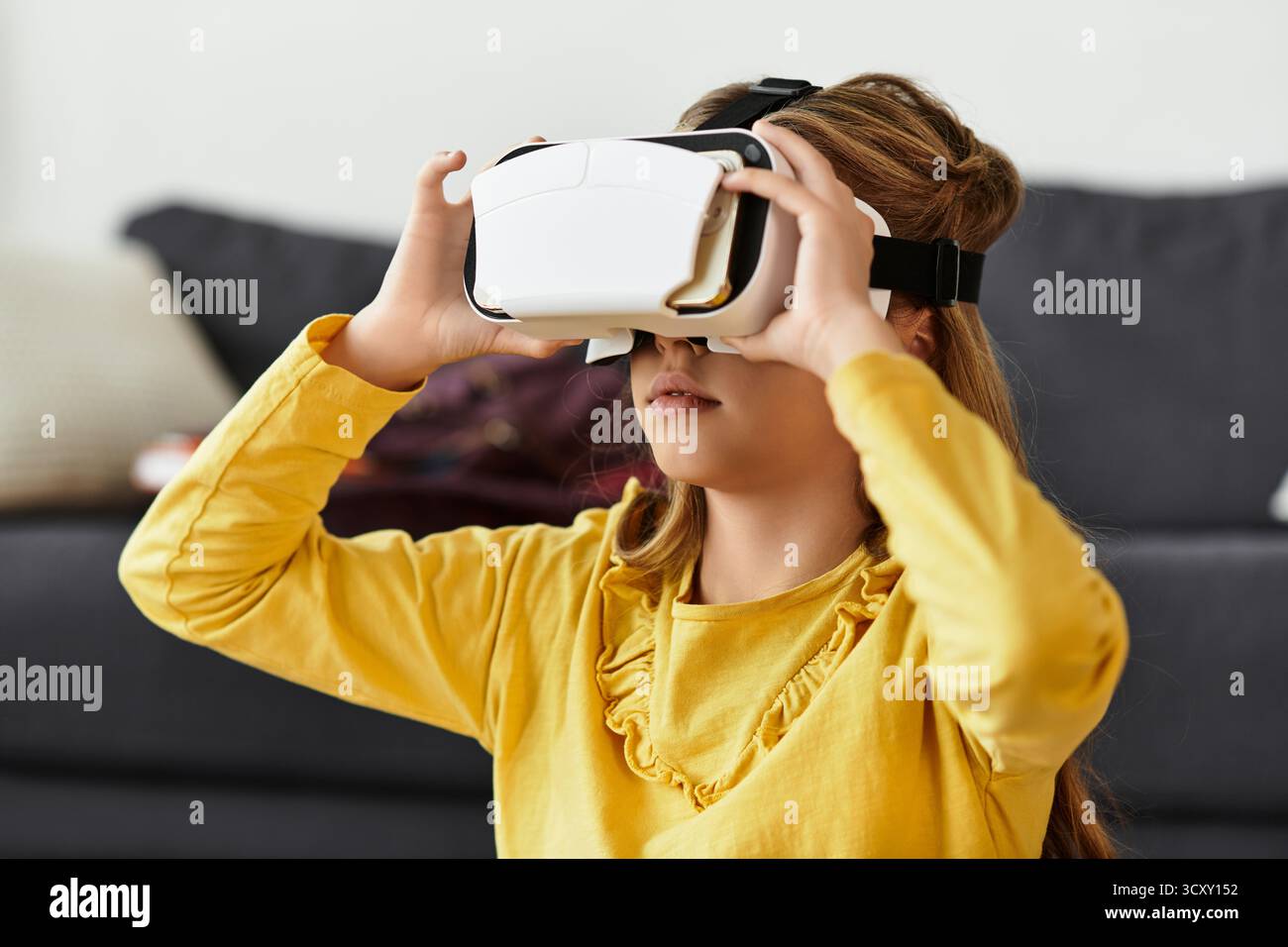 Fille immergée dans le divertissement de réalité virtuelle, gen alpha Kid Banque D'Images