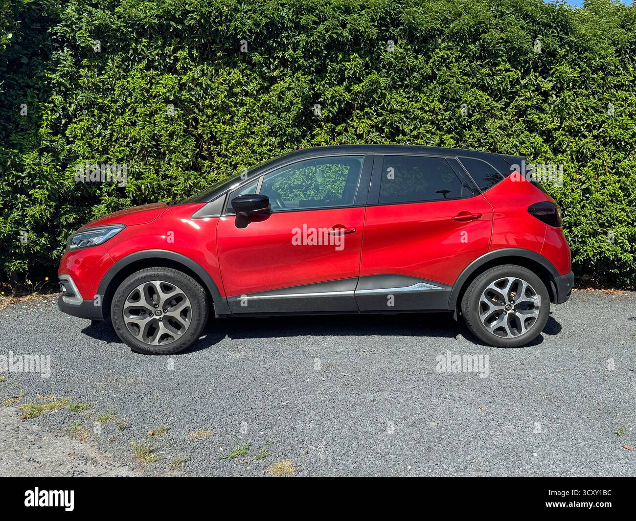 Almere, pays-Bas - 29 juin 2025 : Renault Captur rouge garé au bord de la route. Personne dans le véhicule. Banque D'Images