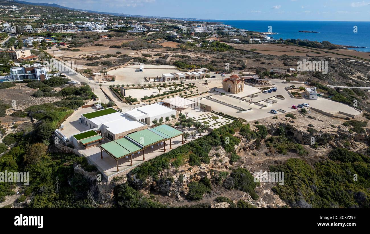 Vue aérienne de l'église d'Agios Georgios (St Georges), Akamas, région de Paphos, Chypre. Banque D'Images
