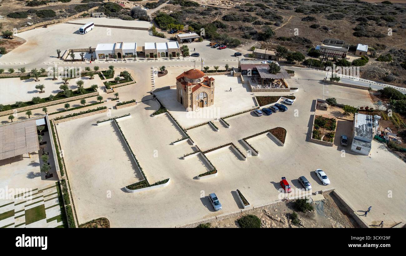 Vue aérienne de l'église d'Agios Georgios (St Georges), Akamas, région de Paphos, Chypre. Banque D'Images