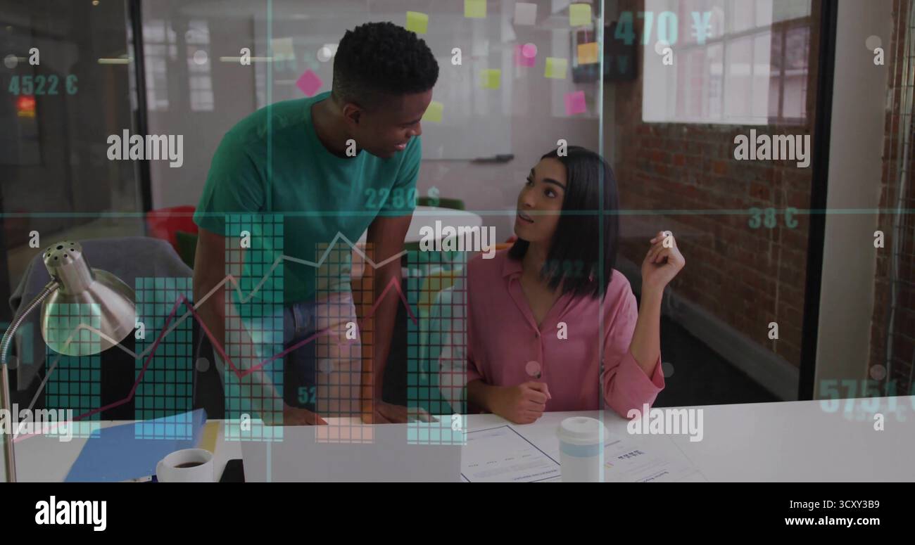 Homme penché en T-shirt sarcelle et femme assise analysant les données à la table de bureau avec stylet Banque D'Images
