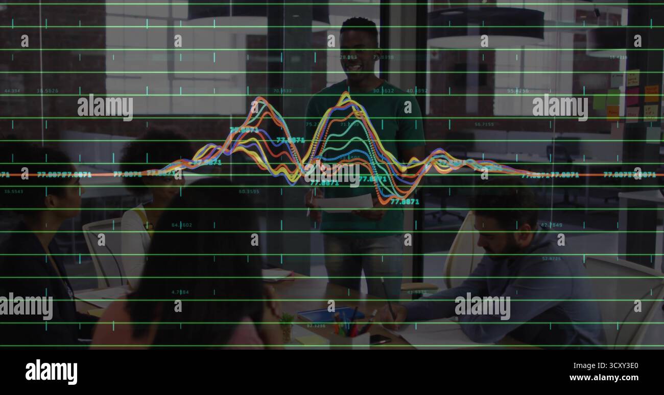 Présentation homme portant une chemise verte expliquant les graphiques de données dans la salle de réunion avec des graphiques imprimés Banque D'Images