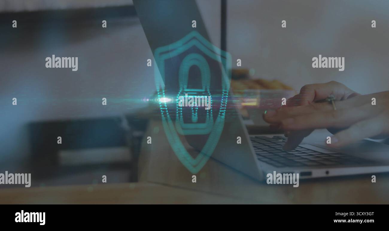 Mains de frappe sécurisant le réseau sur le bureau en bois au bureau, avec recouvrement de bouclier d'ordinateur portable et pâtisseries Banque D'Images