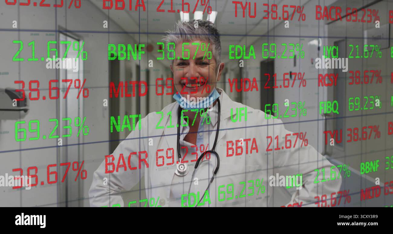 Médecin debout dans le couloir de l'hôpital, avec blouse de laboratoire, stéthoscope, masque chirurgical et superposition numérique Banque D'Images