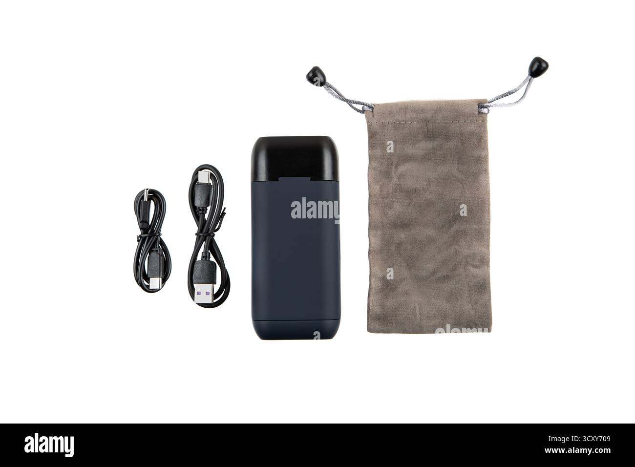 Pose à plat d'un appareil électronique portable noir et bleu foncé avec deux câbles de charge enchevêtrés et une pochette grise à cordon, isolé sur un backgro blanc Banque D'Images