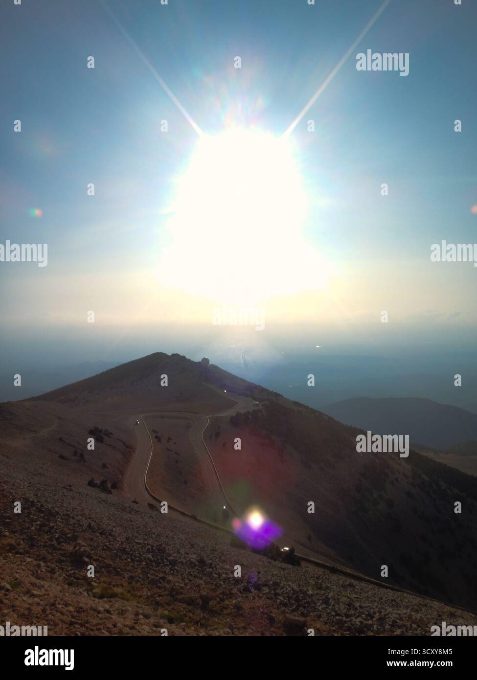 Coucher de soleil sur Winding Mountain Road avec Lens Flare Banque D'Images