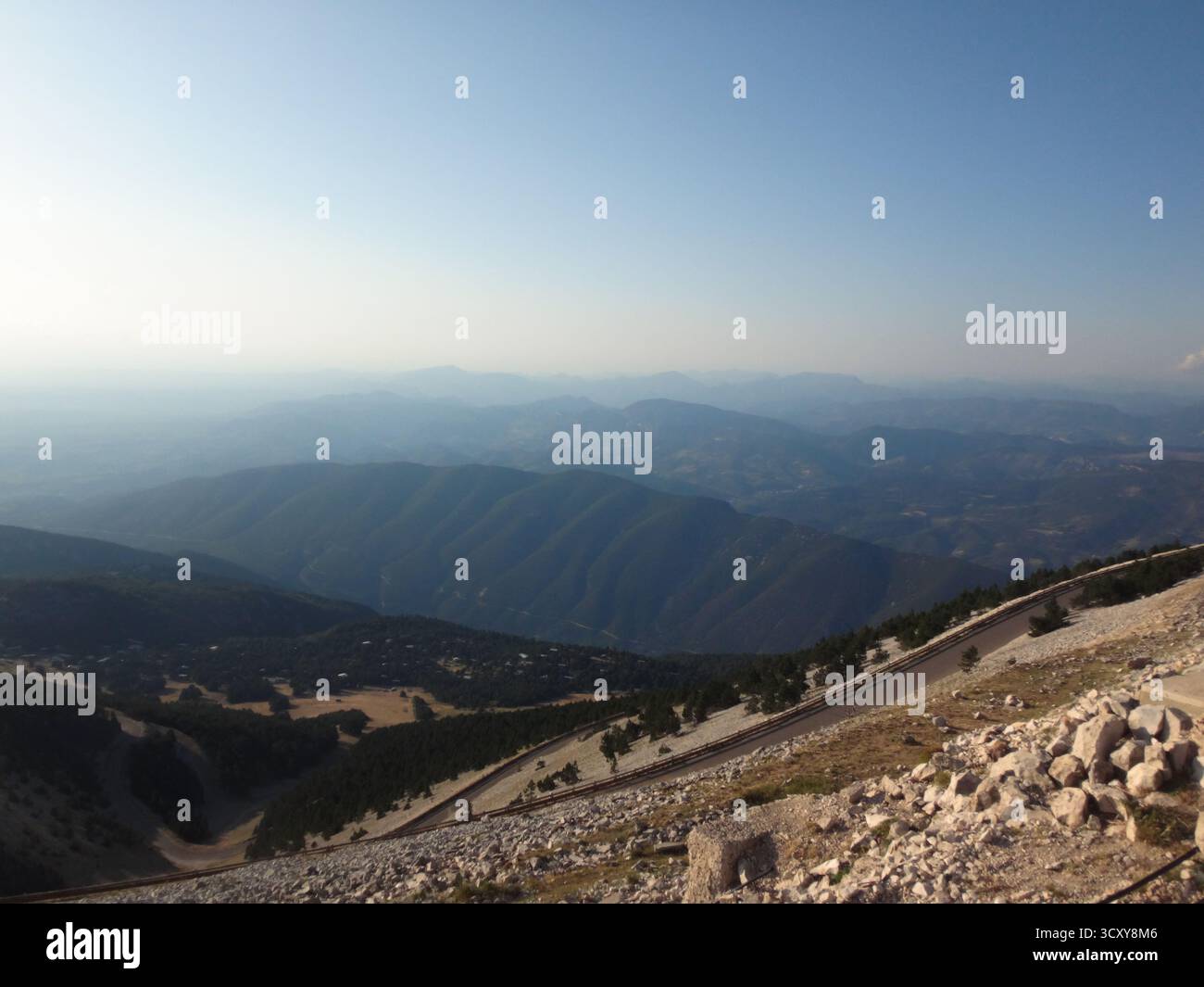 Paysage de montagne avec route courbe et horizon Banque D'Images