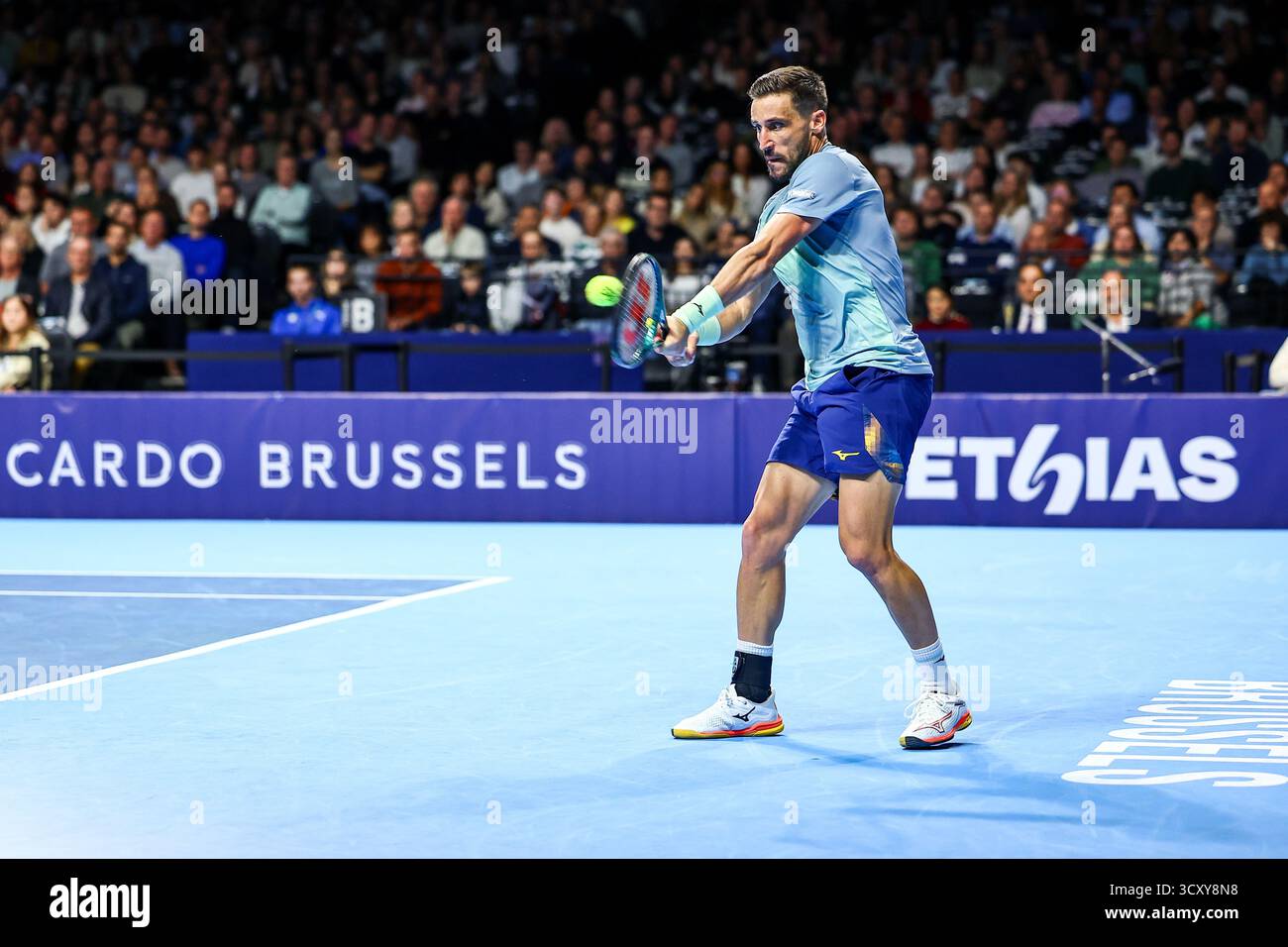 Bruxelles, Belgique. 16 octobre 2025. Le bosniaque Damir Dzumhur photographié en action lors du tournoi européen Open ATP de tennis à Bruxelles, le jeudi 16 octobre 2025. Cette année, l'édition du tournoi aura lieu du 12 au 19 octobre 2025. BELGA PHOTO DAVID PINTENS crédit : Belga News Agency/Alamy Live News Banque D'Images