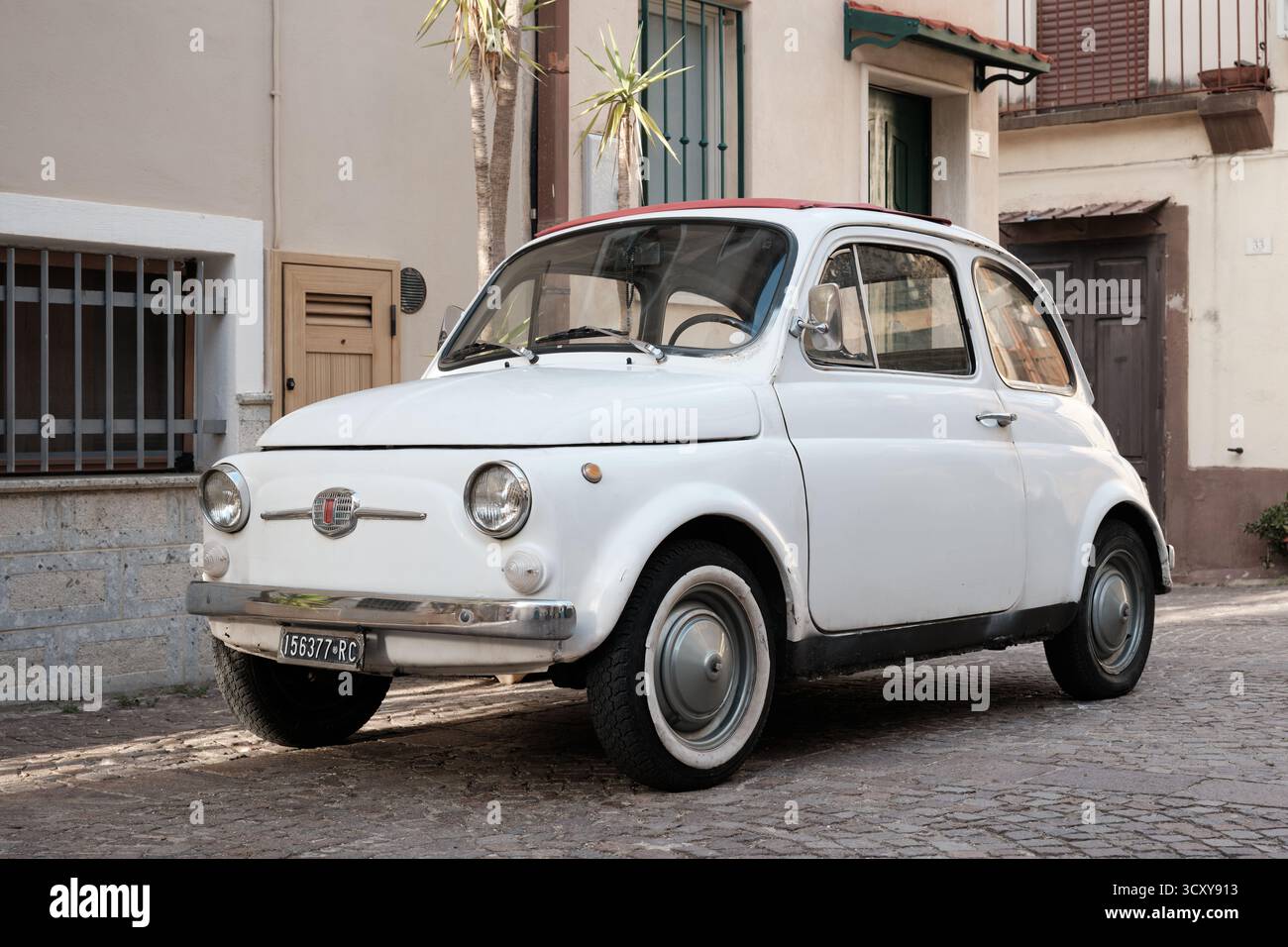 Scilla, Italie â€“ septembre 25, 2025 : Fiat 500 classique garée sur une étroite rue pavée dans le sud de l’Italie. Banque D'Images