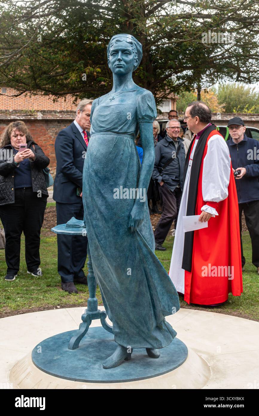 Winchester, Hampshire, Angleterre, Royaume-Uni. 16 octobre 2025. Une nouvelle statue de Jane Austen a été dévoilée cet après-midi. La nouvelle œuvre d'art est placée contre le n ° 9 le proche à côté de la cathédrale de Winchester. La statue montre l'auteur debout à côté de son célèbre bureau. Cette année marque le 250e anniversaire de sa naissance. La cérémonie de dévoilement comprenait des discours du révérend Canon Dr Roland Riem, du sculpteur Martin Jennings et du Lord Lieutenant Nigel Atkinson Esq. Banque D'Images