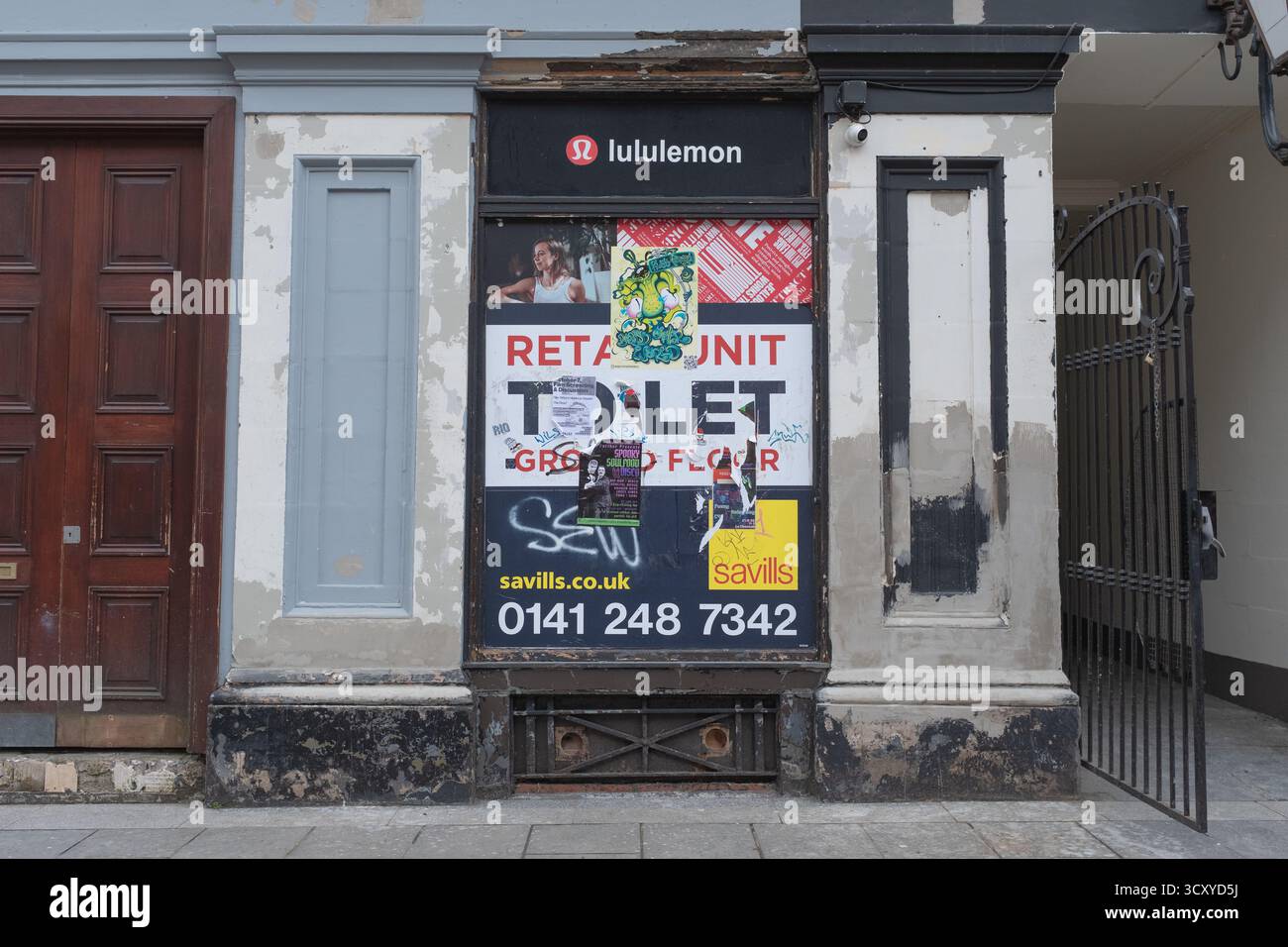 Un espace commercial vide à Exchange place, au centre-ville de Glasgow, en Écosse. Anciennement un magasin de vêtements de sport appelé lululemon, maintenant fermé en permanence. Banque D'Images