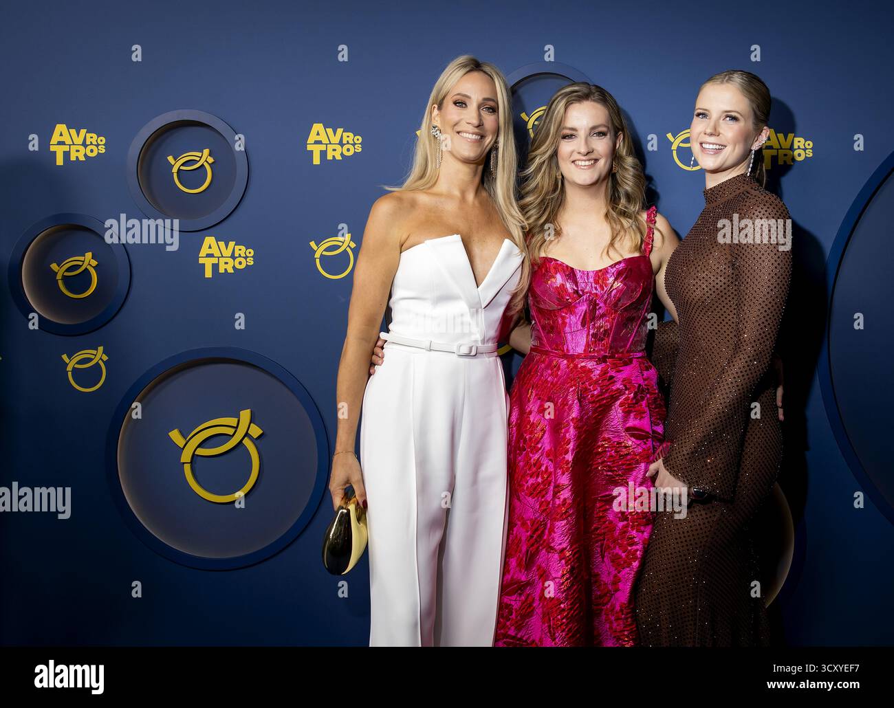 AMSTERDAM – Hélène Hendriks, Merel Ek et Noa Vahle sur le tapis rouge avant la cérémonie du Golden Televizier Ring au carré. Le prix de télévision néerlandais le plus prestigieux sera remis pour la 60e fois lors du gala. ANP RAMON VAN FLYMEN pays-bas OUT - belgique OUT Banque D'Images