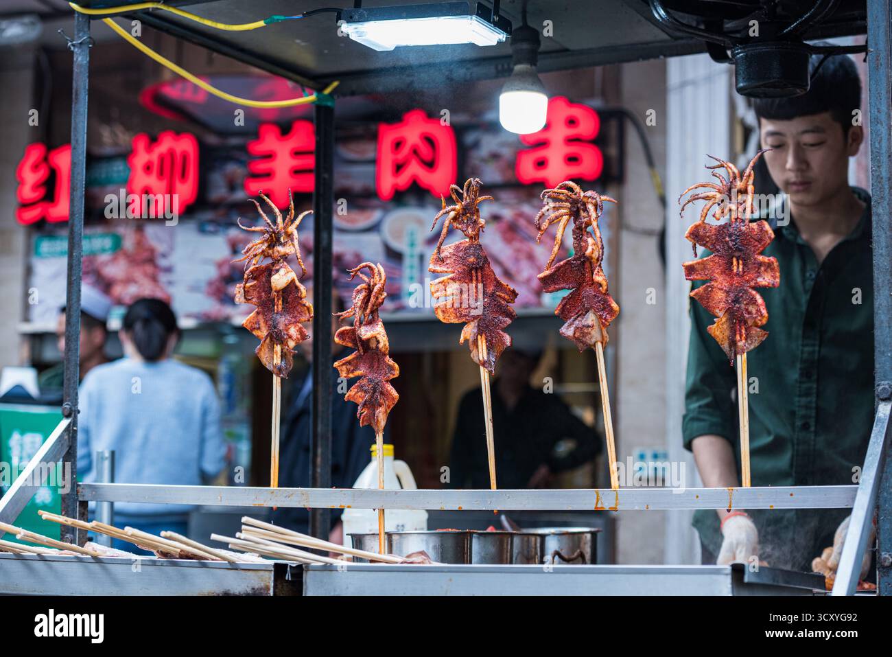 Xian, Chine - 30 septembre 2018 : les calmars Kabobs sont un barbecue chinois populaire au quartier musulman de Xi'an. Banque D'Images