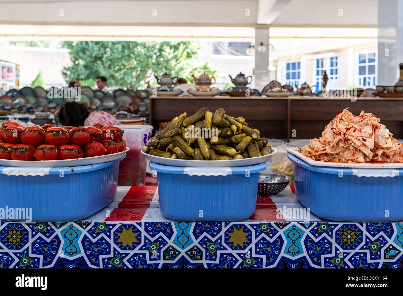 Samarkand, Ouzbékistan-13 août 2023 : nourriture exposée dans divers conteneurs au bazar Siyob à Samarkand par une journée ensoleillée Banque D'Images