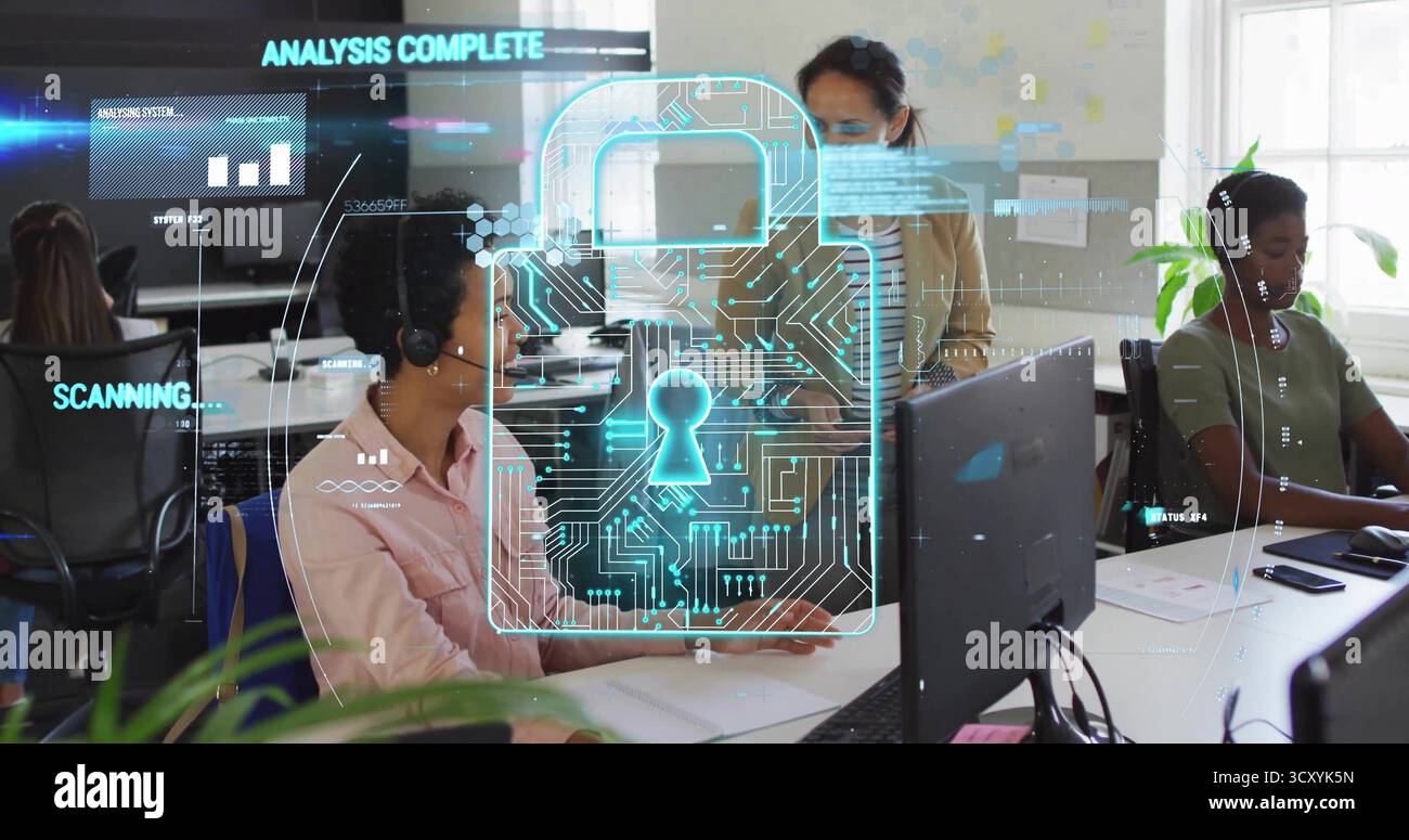 Bureau de numérisation graphique de cadenas translucide flottant, avec des collègues portant des casques Banque D'Images