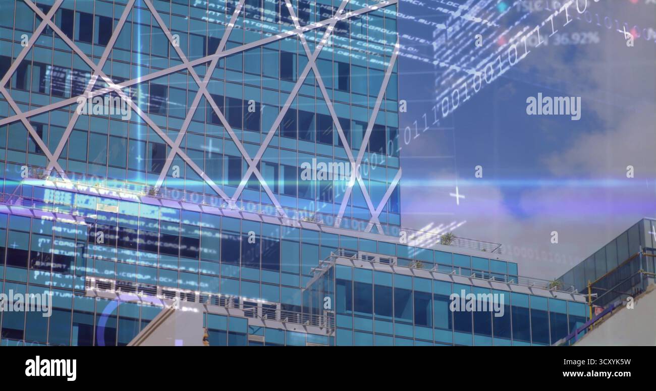 Bâtiment en verre de grande hauteur croisant des croisillons diagonaux dans le centre-ville, avec superposition de données Banque D'Images