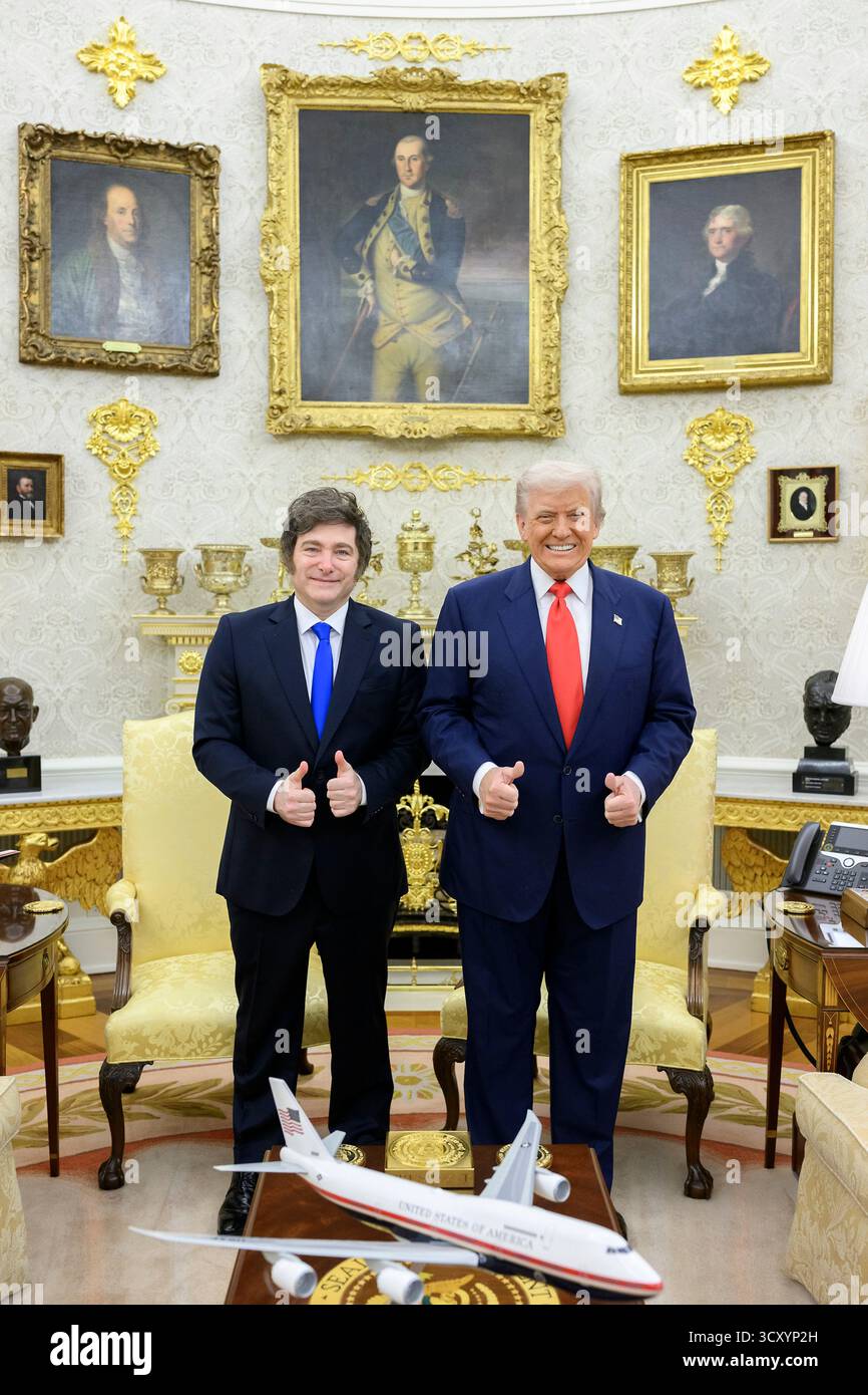 Washington, États-Unis. 14 octobre 2025. Le président américain Donald Trump, à droite, pose avec le président argentin Javier Milei, à gauche, dans le bureau ovale de la Maison Blanche, le 14 octobre 2025 à Washington, D.C. le Trésor américain a finalisé un échange de devises de 20 milliards de dollars avec l’Argentine pour aider à soutenir leur économie en effondrement. Crédit : Daniel Torok/White House photo/Alamy Live News Banque D'Images