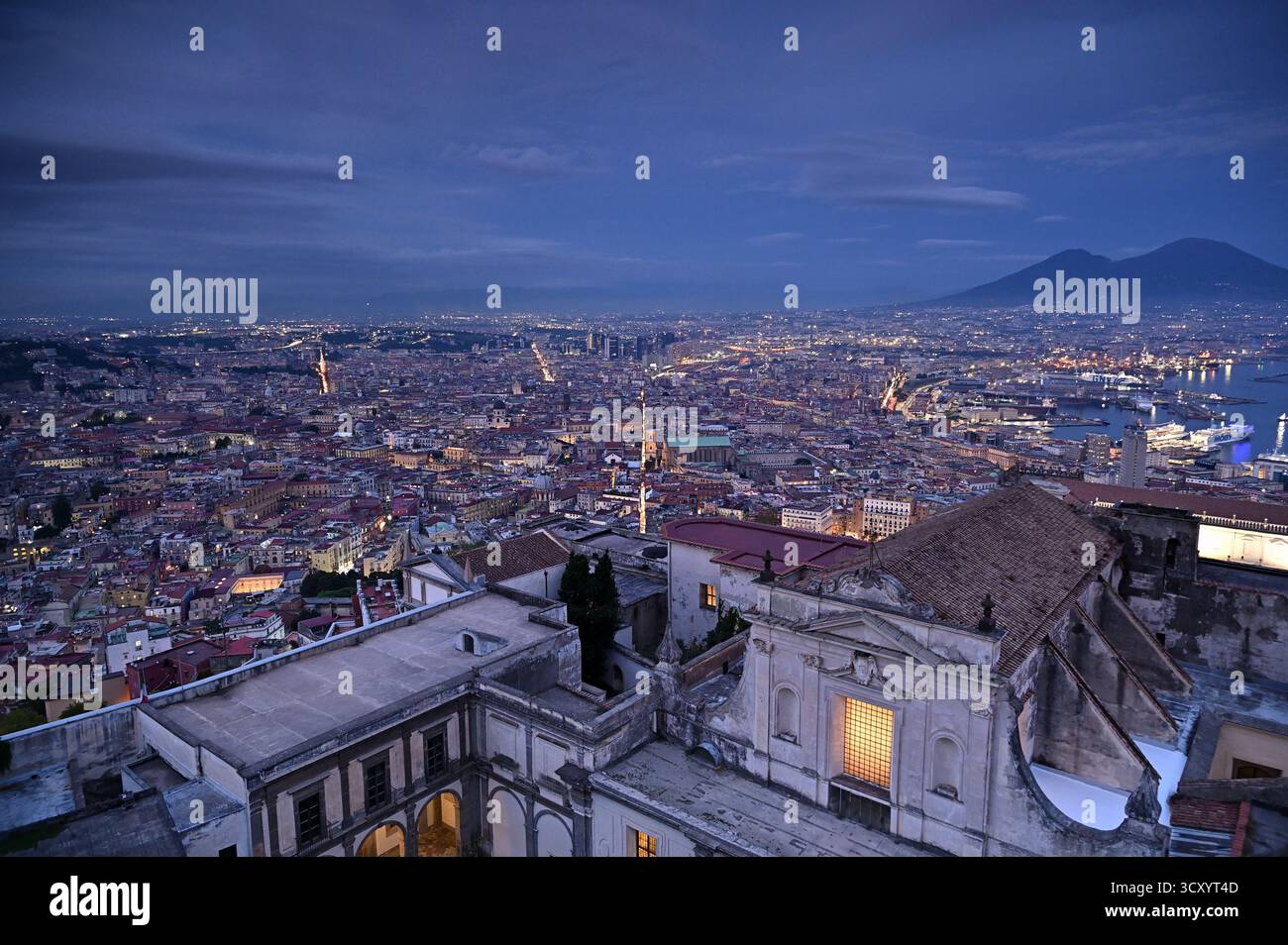 Vue de Naples, Certosa di San Martino et le Vésuve depuis Castel Sant'Elmo au crépuscule. Naples, Italie Banque D'Images