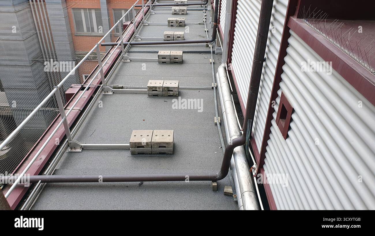 Cour extérieure d'un hôpital moderne montrant les installations techniques, les canalisations et les fenêtres de la chambre des patients. Parfait pour illustrer la maintenance, sa Banque D'Images