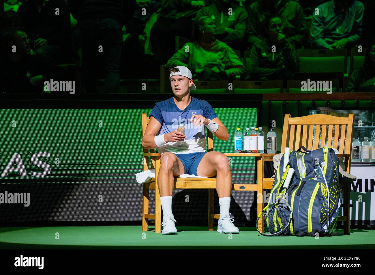 Le joueur de tennis danois Holger Rune en action contre le Hongrois Marton Fucsovics lors de son match de deuxième tour au BNP Paribas Nordic Open. Rune, l’une des meilleures graines du tournoi, a affiché son intensité caractéristique et son jeu de base agressif à l’intérieur de l’historique Kungliga Tennishallen. L'ATP 250, qui s'est déroulé sur des courts intérieurs durs, a rassemblé une foule suédoise passionnée et a présenté des courts de tennis de classe mondiale tout au long de la journée.Holger Rune Banque D'Images Le joueur de tennis danois Holger Rune en action contre le Hongrois Marton Fucsovics lors de son match de deuxième tour au BNP Paribas Nordic Open. Rune, l’une des meilleures graines du tournoi, a affiché son intensité caractéristique et son jeu de base agressif à l’intérieur de l’historique Kungliga Tennishallen. L'ATP 250, qui s'est déroulé sur des courts intérieurs durs, a rassemblé une foule suédoise passionnée et a présenté des courts de tennis de classe mondiale tout au long de la journée.Holger Rune Banque D'Images