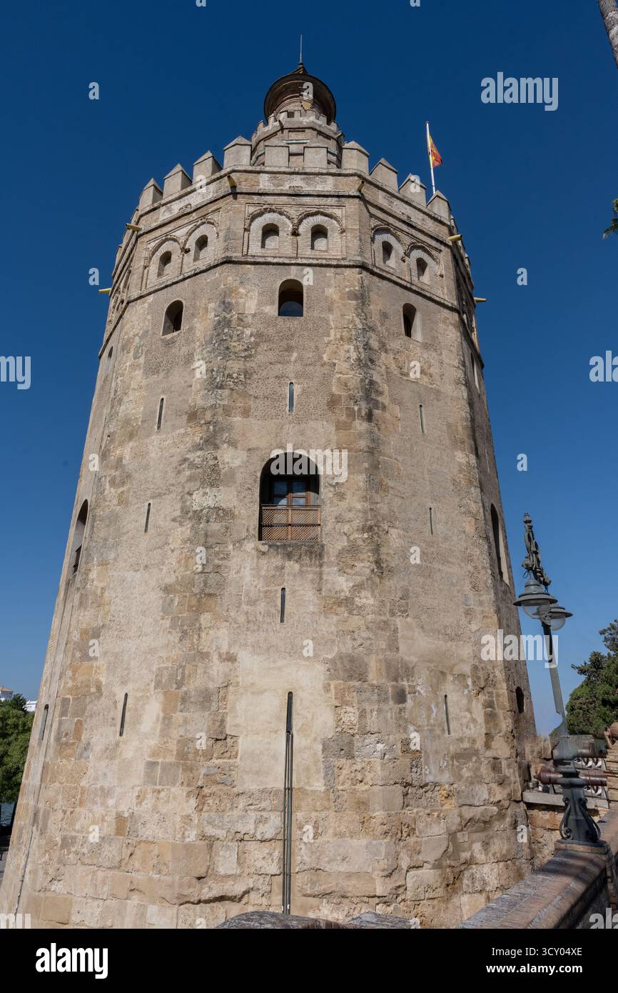Vue sur la Torre del Oro à Séville, en Espagne, un symbole historique de la ville situé le long du fleuve Guadalquivir. Ancienne tour défensive mauresque avec Banque D'Images